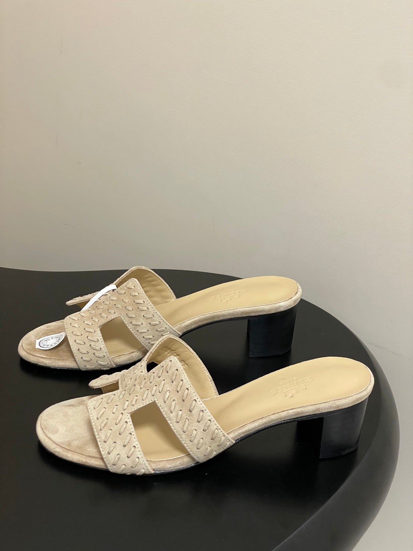 HERMES 25S ORAN HIGH‑HEEL SANDAL IN BEIGE SUEDE AND LAMBSKIN
