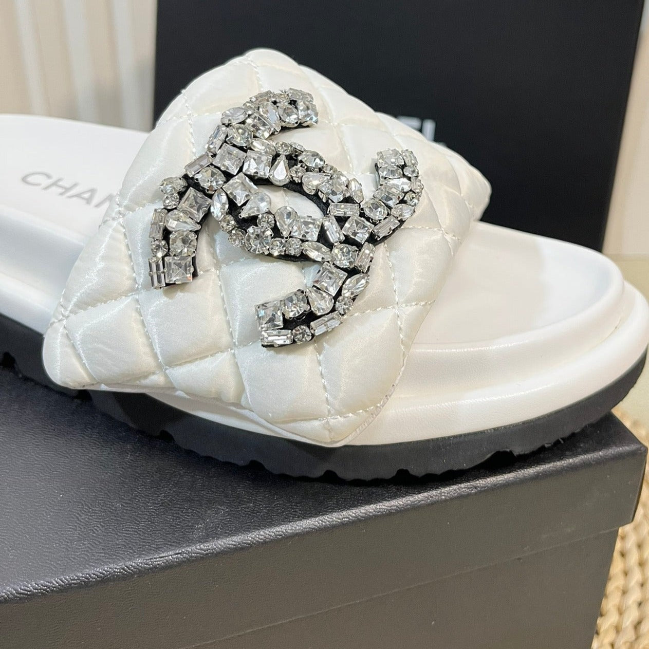 CHANEL New Style Diamond Buckle Double C Thick Bottom Slippers White Sheepskin