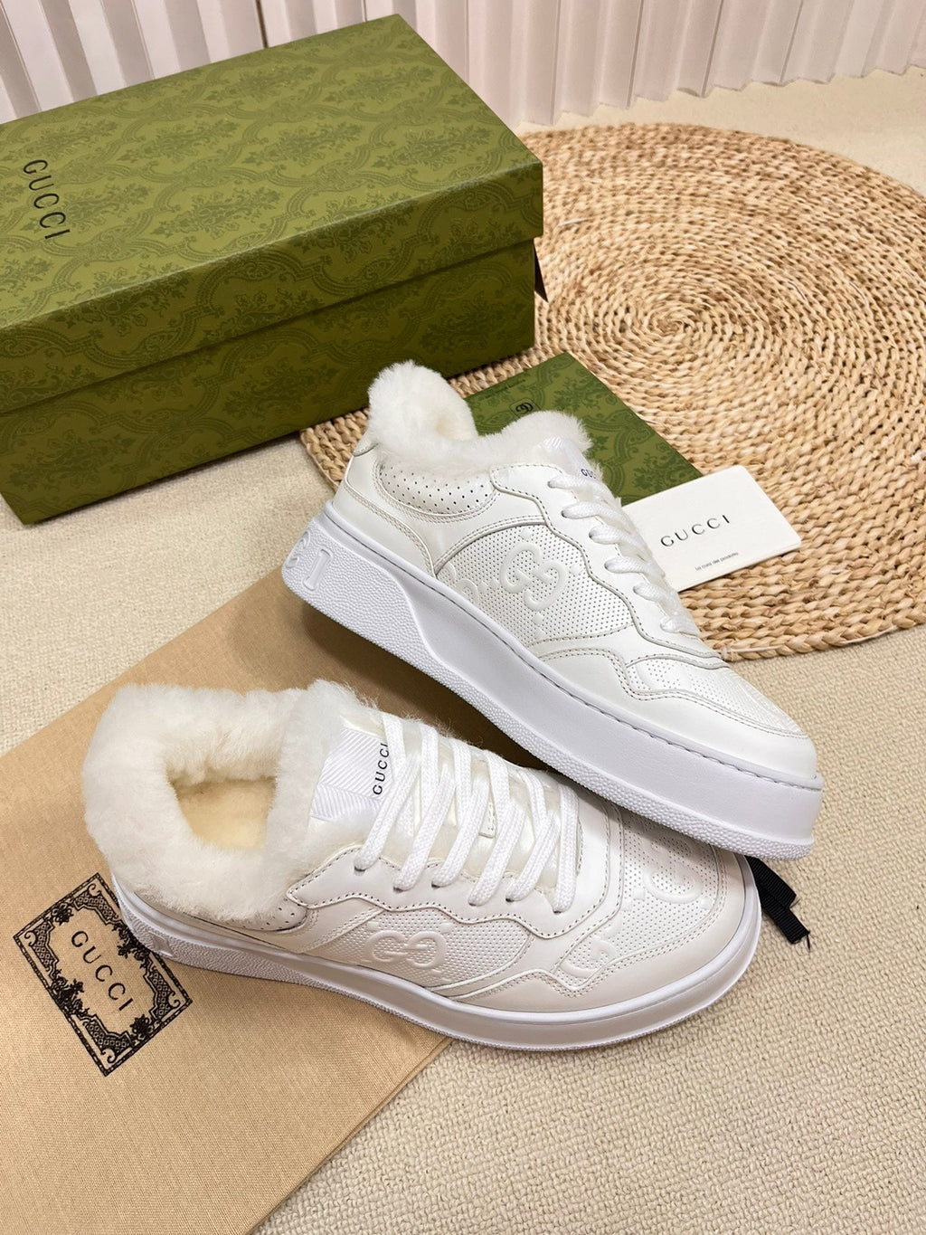 GUCCI SNEAKER IN RICE WHITE CALFSKIN AND LAMB WOOL LINING