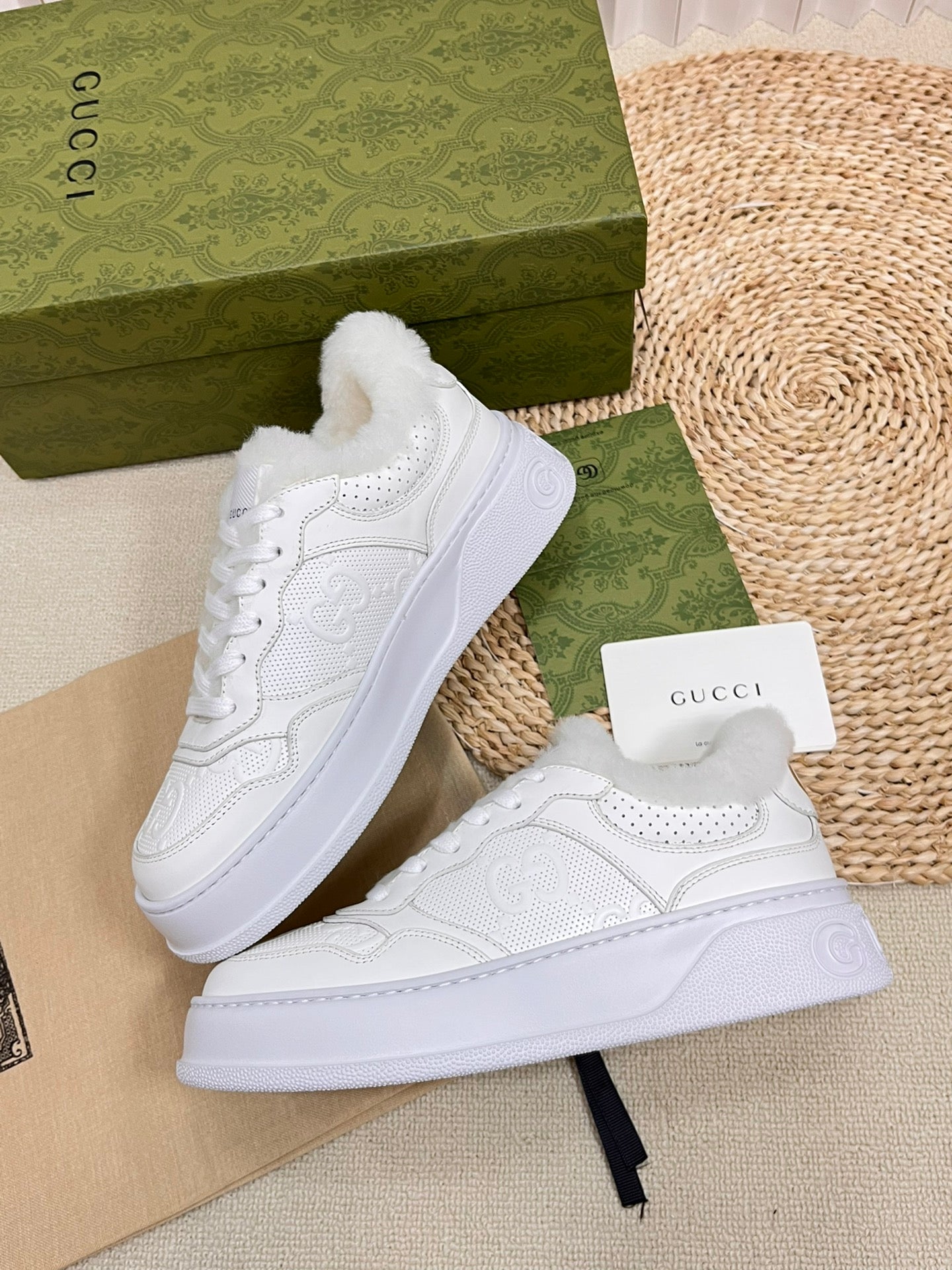 GUCCI SNEAKER IN RICE WHITE CALFSKIN AND LAMB WOOL LINING