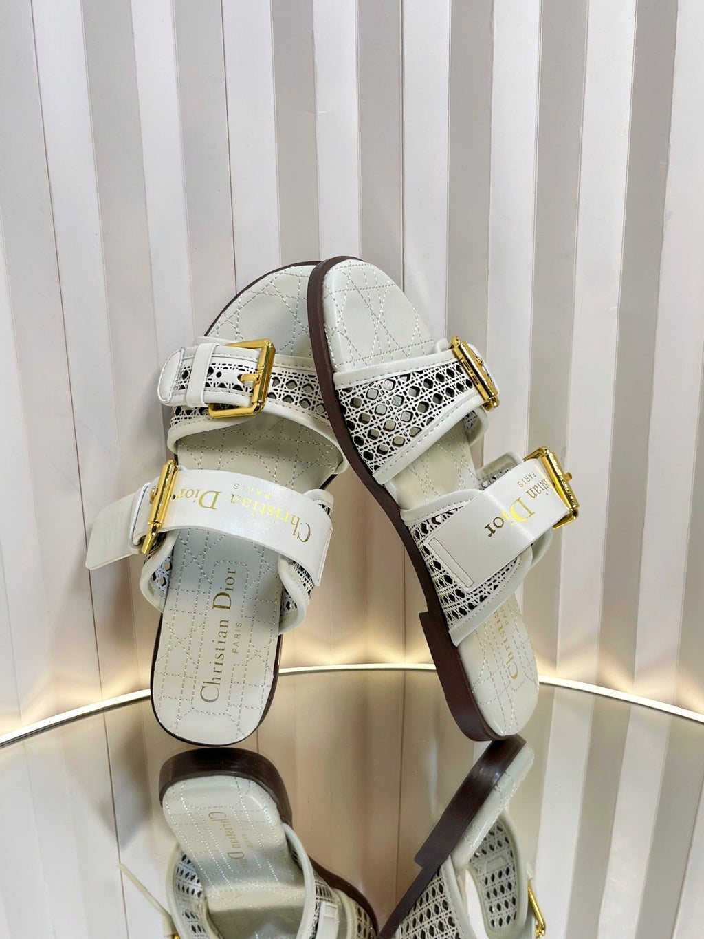 DIOR D-AVENUE SLIDES 25S IN WHITE CALFSKIN MICRO CANNAGE MOTIF
