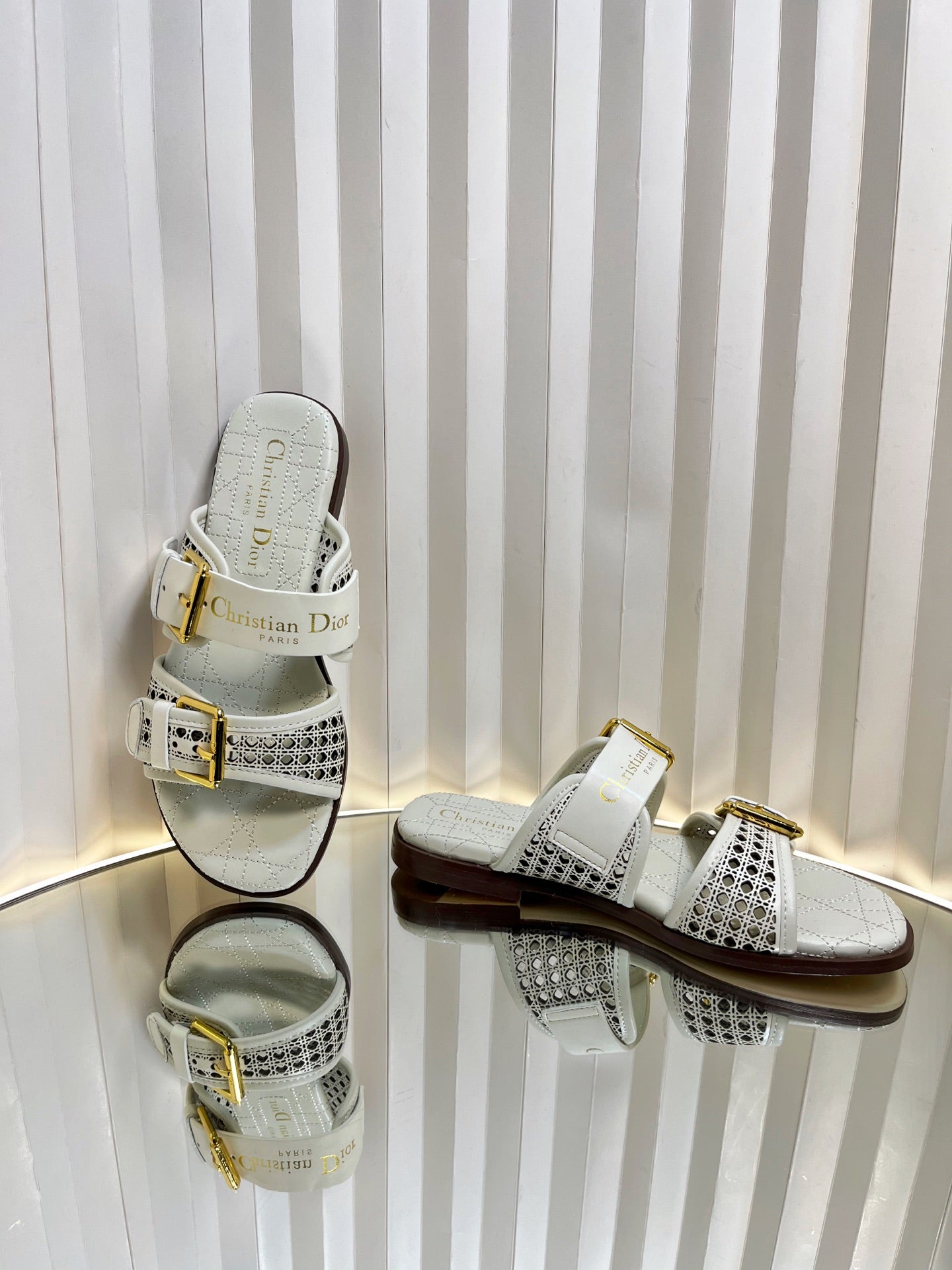 DIOR D-AVENUE SLIDES 25S IN WHITE CALFSKIN MICRO CANNAGE MOTIF