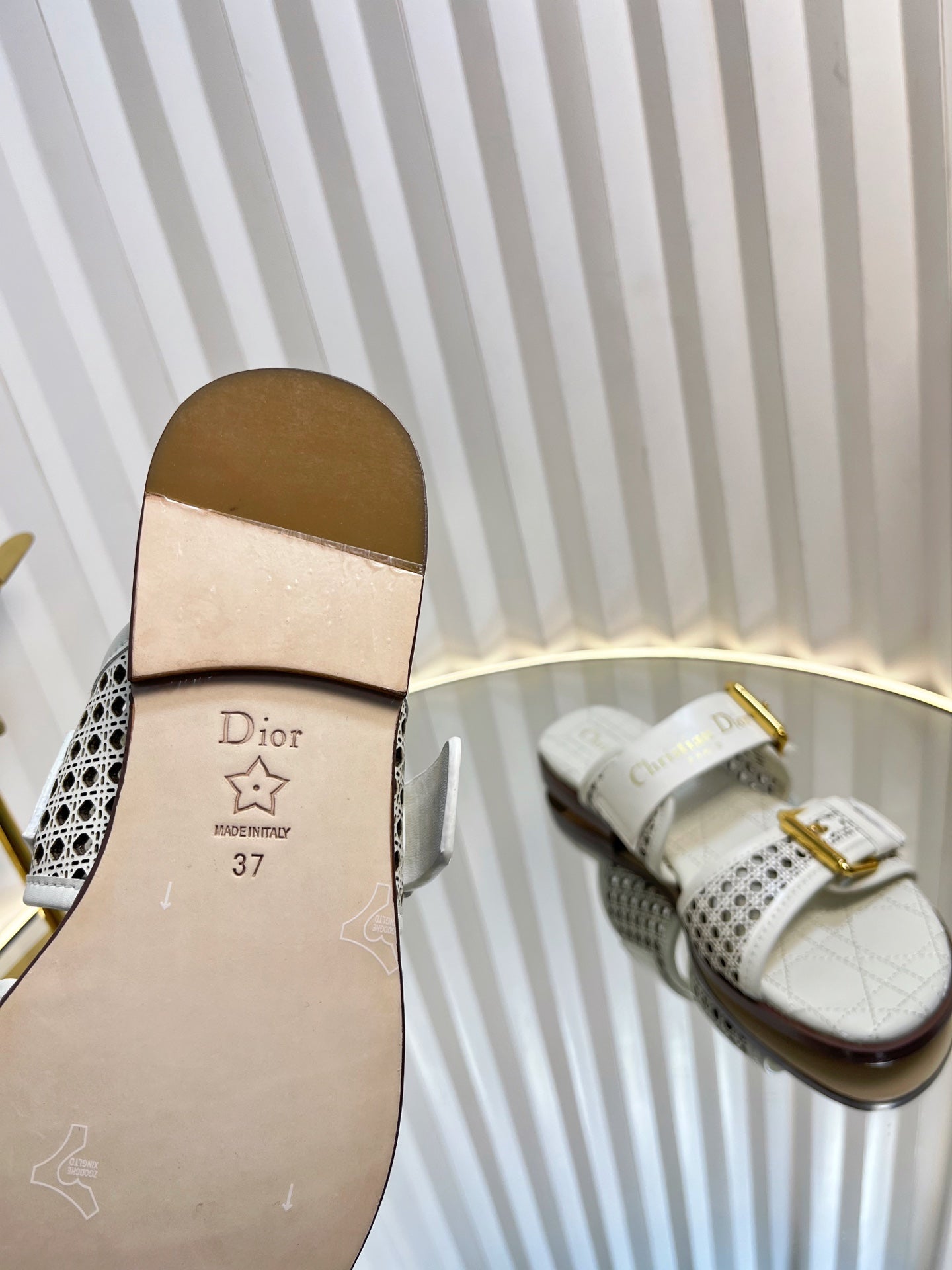 DIOR D-AVENUE SLIDES 25S IN WHITE CALFSKIN MICRO CANNAGE MOTIF