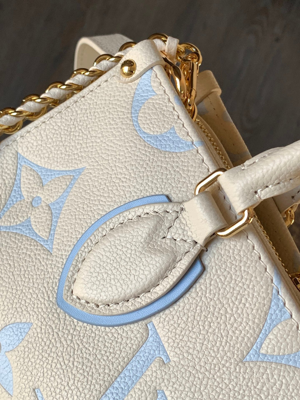LOUIS VUITTON LV 25S ONTHEGO EAST WEST BAG 25 IN WHITE BLUE CALFSKIN MONOGRAM EMPREINTE