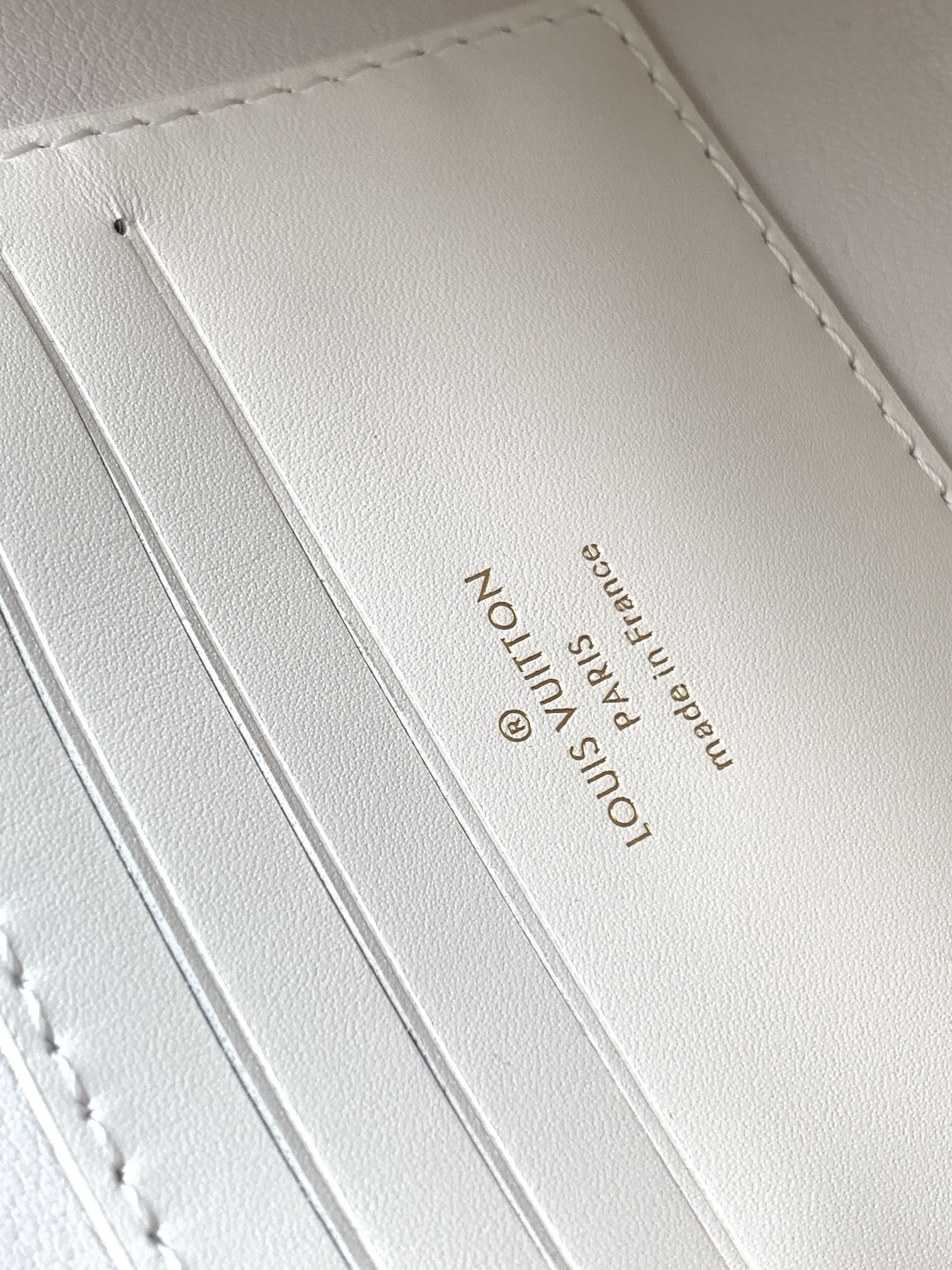 LOUIS VUITTON WALLET ON CHAIN CAPUCINES 23 IN WHITE SMOOTH CALFSKIN GOLD HARDWARE