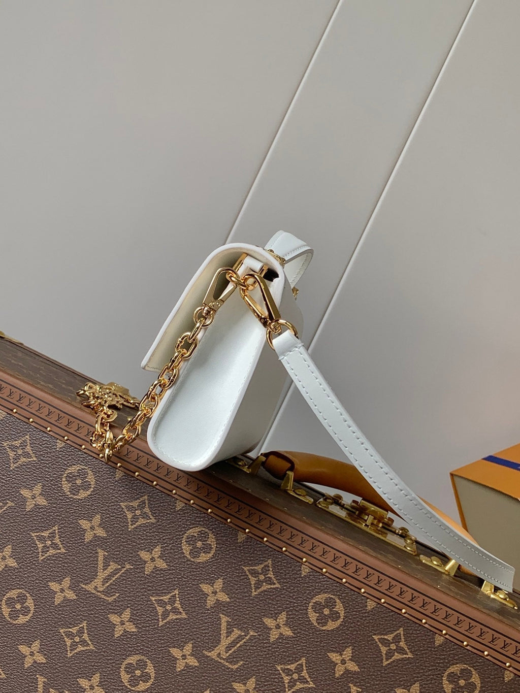 LOUIS VUITTON WALLET ON CHAIN CAPUCINES 23 IN WHITE SMOOTH CALFSKIN GOLD HARDWARE