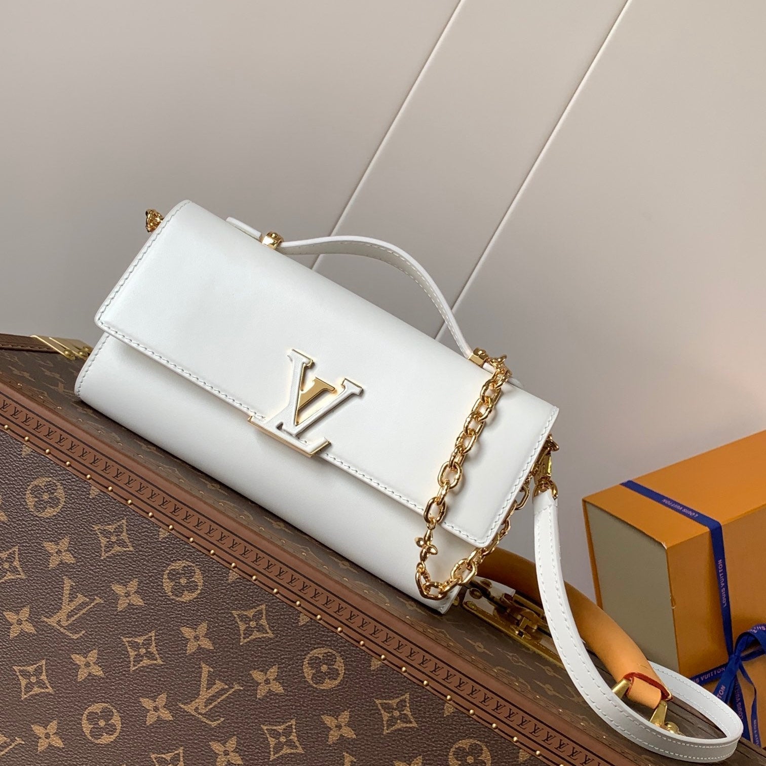 LOUIS VUITTON WALLET ON CHAIN CAPUCINES 23 IN WHITE SMOOTH CALFSKIN GOLD HARDWARE