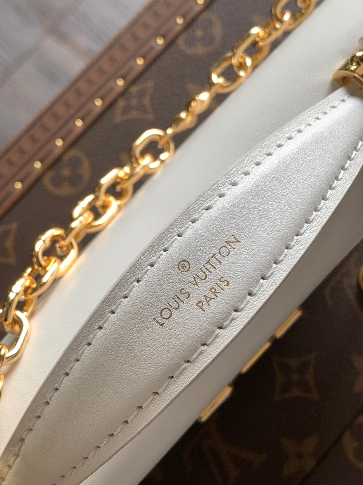 LOUIS VUITTON WALLET ON CHAIN CAPUCINES 23 IN WHITE SMOOTH CALFSKIN GOLD HARDWARE