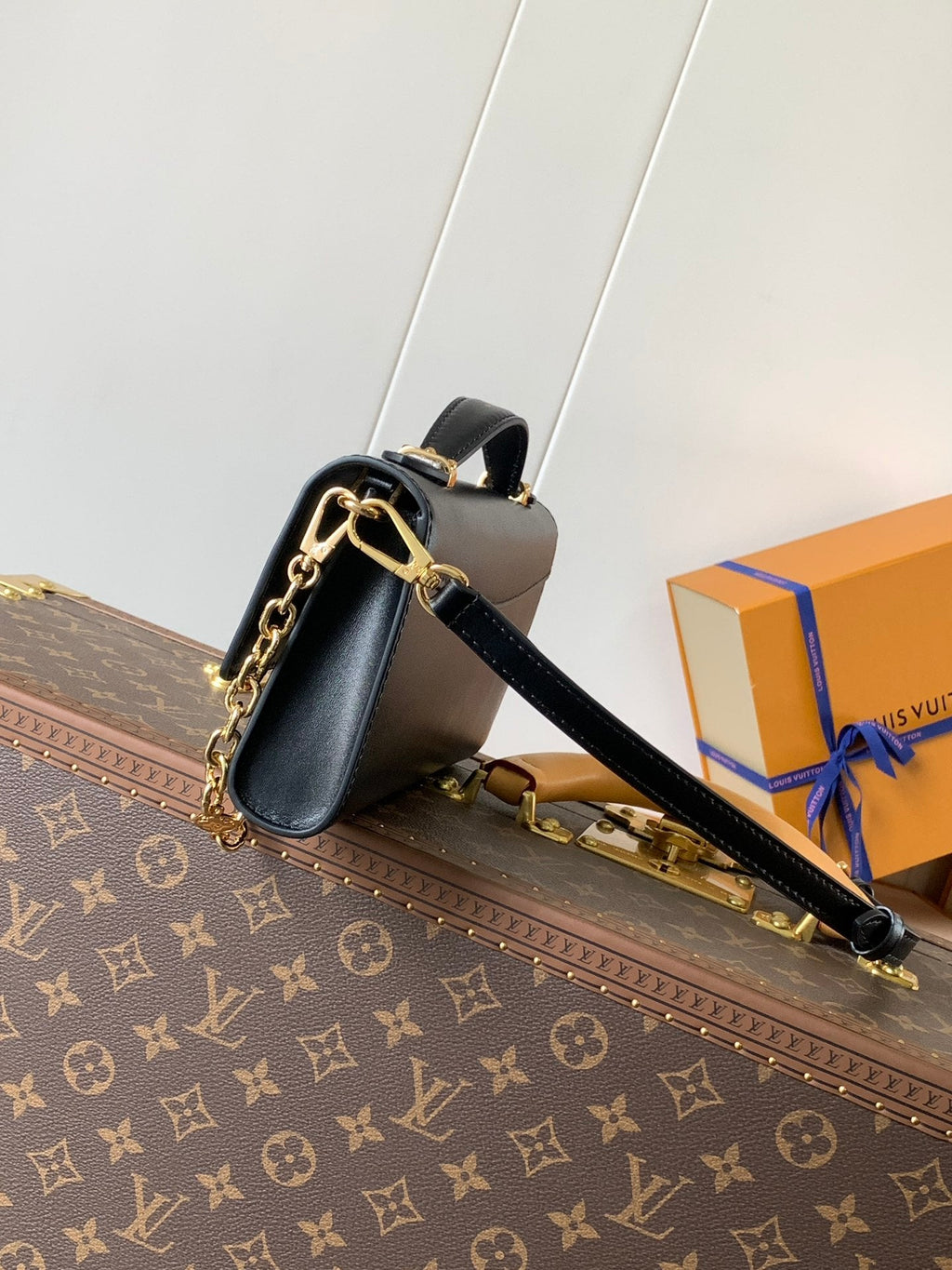 LOUIS VUITTON WALLET ON CHAIN CAPUCINES 23 IN BLACK SMOOTH CALFSKIN GOLD HARDWARE