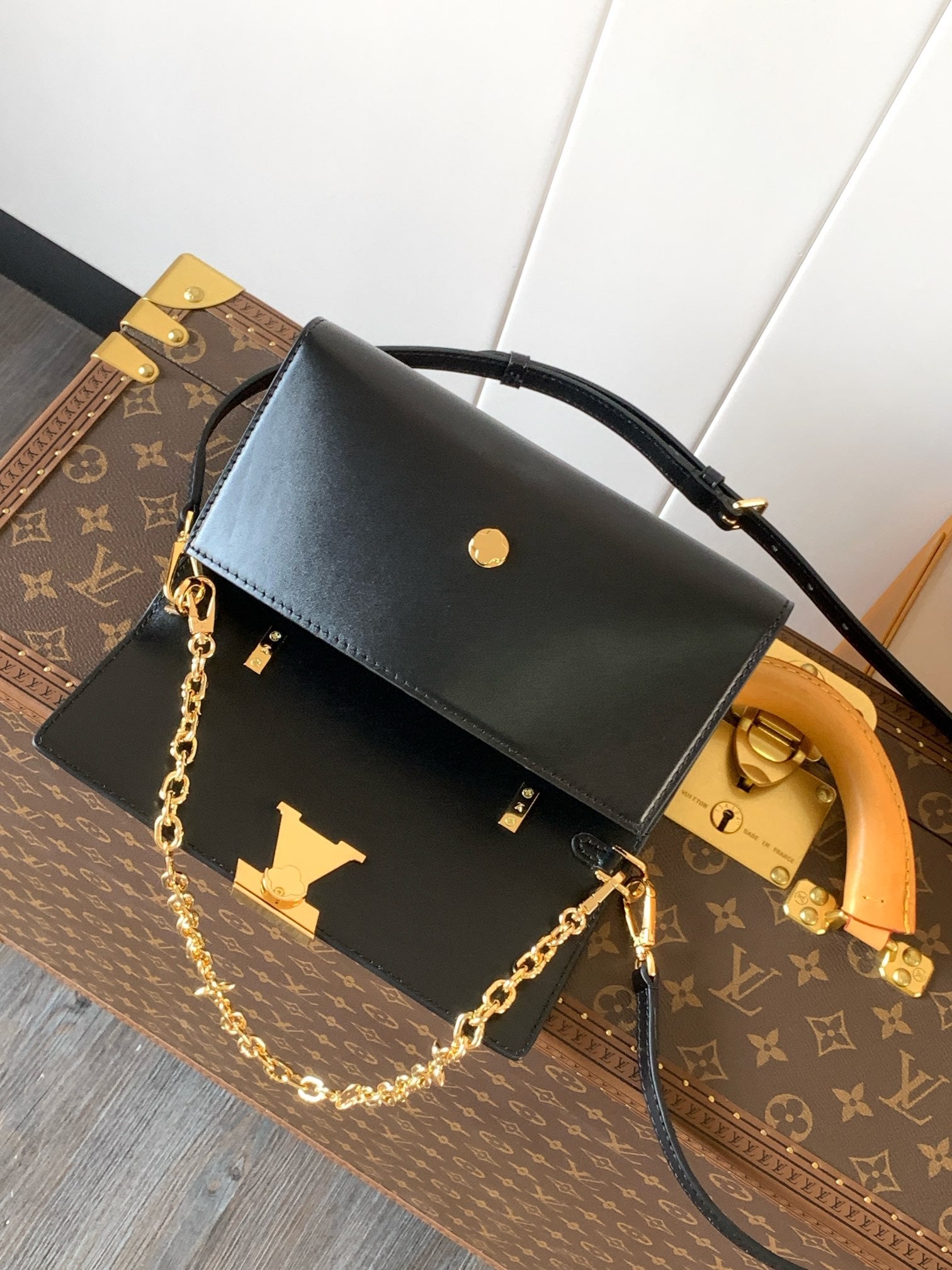 LOUIS VUITTON WALLET ON CHAIN CAPUCINES 23 IN BLACK SMOOTH CALFSKIN GOLD HARDWARE