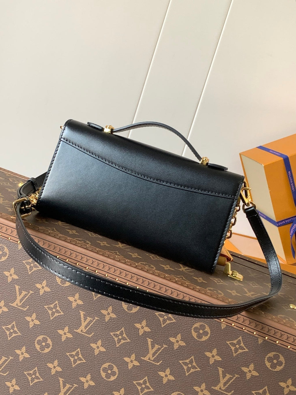 LOUIS VUITTON WALLET ON CHAIN CAPUCINES 23 IN BLACK SMOOTH CALFSKIN GOLD HARDWARE
