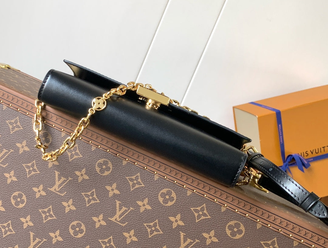 LOUIS VUITTON WALLET ON CHAIN CAPUCINES 23 IN BLACK SMOOTH CALFSKIN GOLD HARDWARE