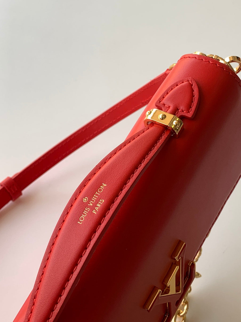LOUIS VUITTON WALLET ON CHAIN CAPUCINES 23 IN RED SMOOTH CALFSKIN GOLD HARDWARE