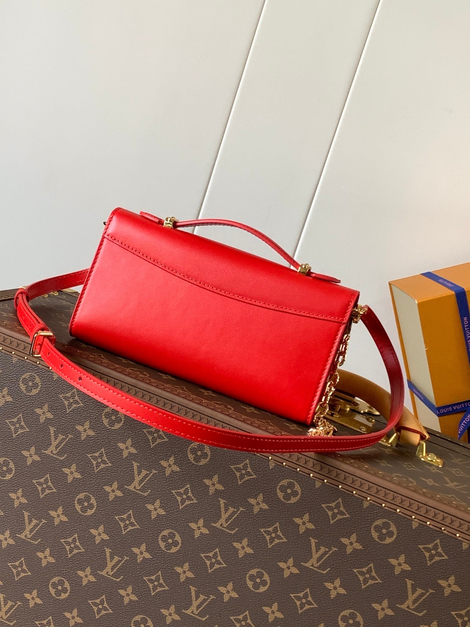 LOUIS VUITTON WALLET ON CHAIN CAPUCINES 23 IN RED SMOOTH CALFSKIN GOLD HARDWARE