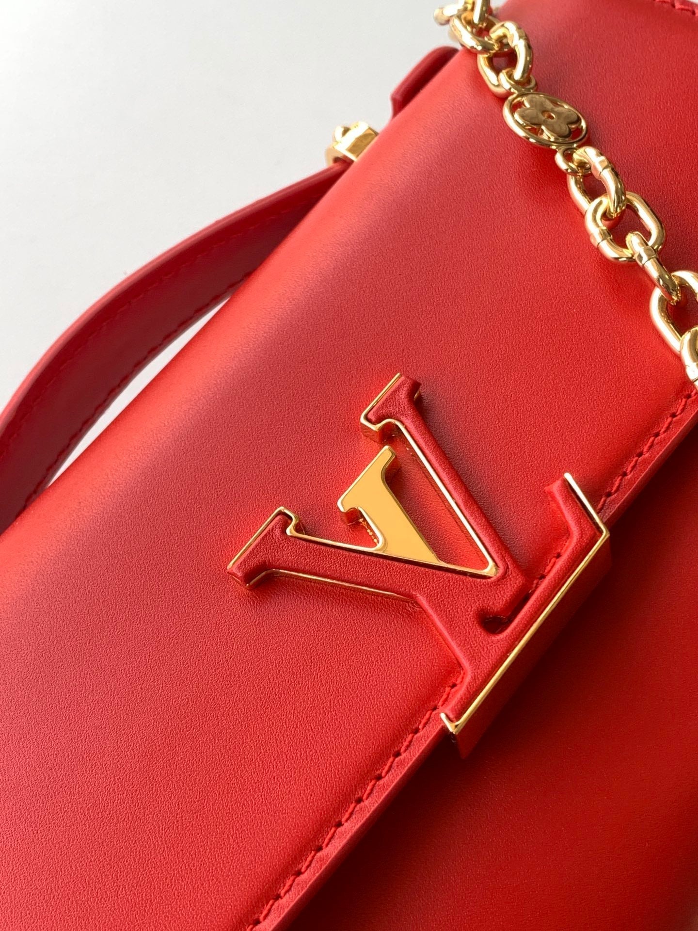 LOUIS VUITTON WALLET ON CHAIN CAPUCINES 23 IN RED SMOOTH CALFSKIN GOLD HARDWARE