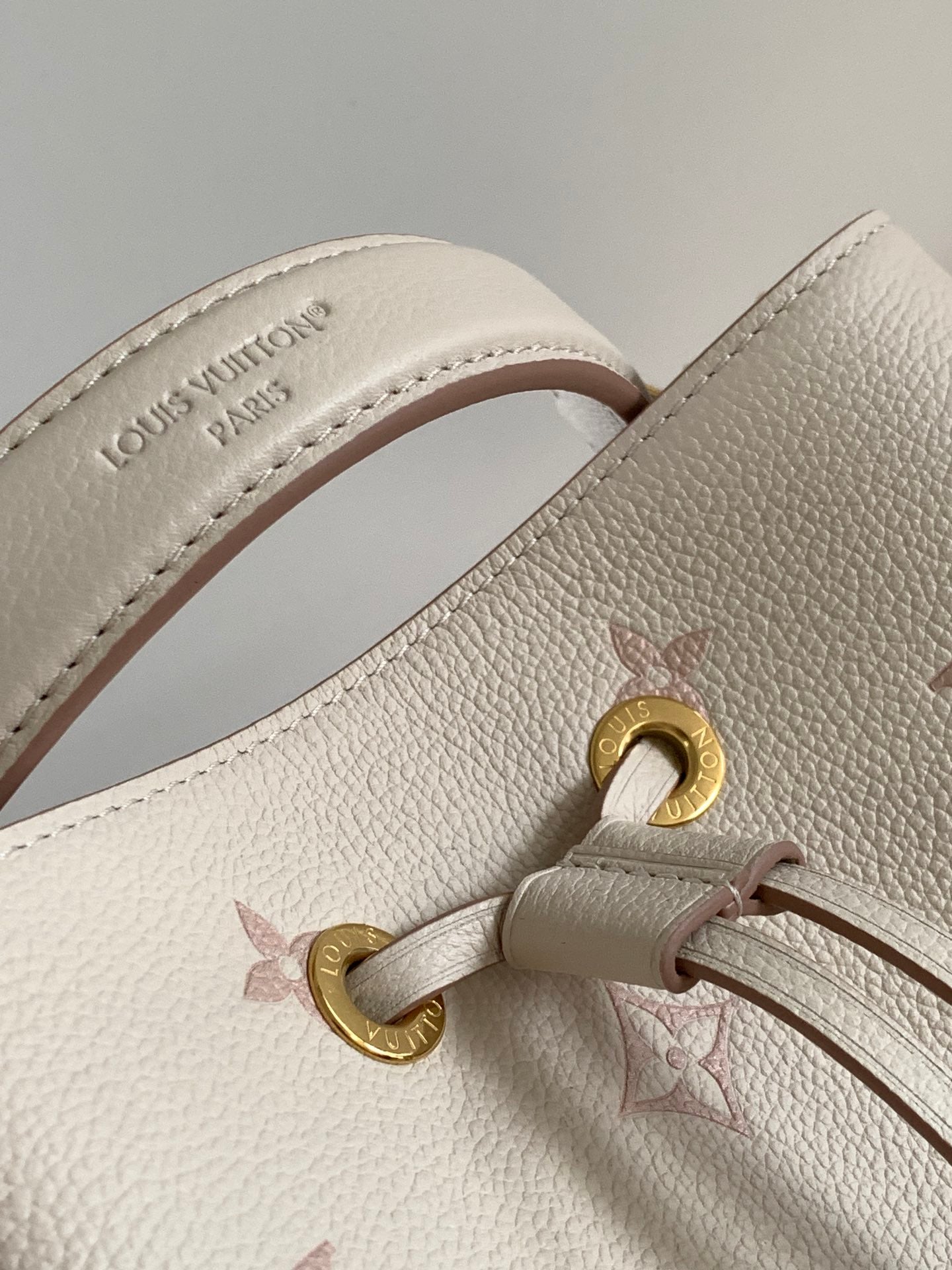 LOUIS VUITTON NÉONOÉ 26 IN WHITE AND PINK MONOGRAM CANVAS