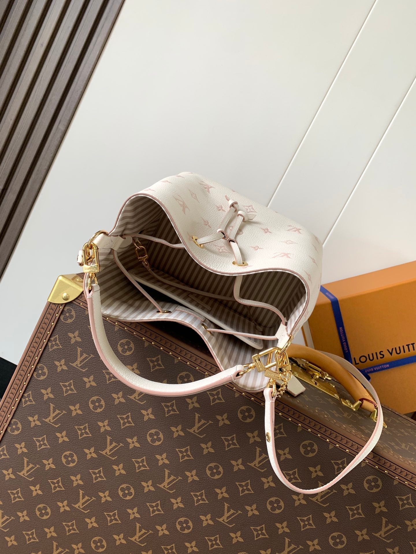 LOUIS VUITTON NÉONOÉ 26 IN WHITE AND PINK MONOGRAM CANVAS