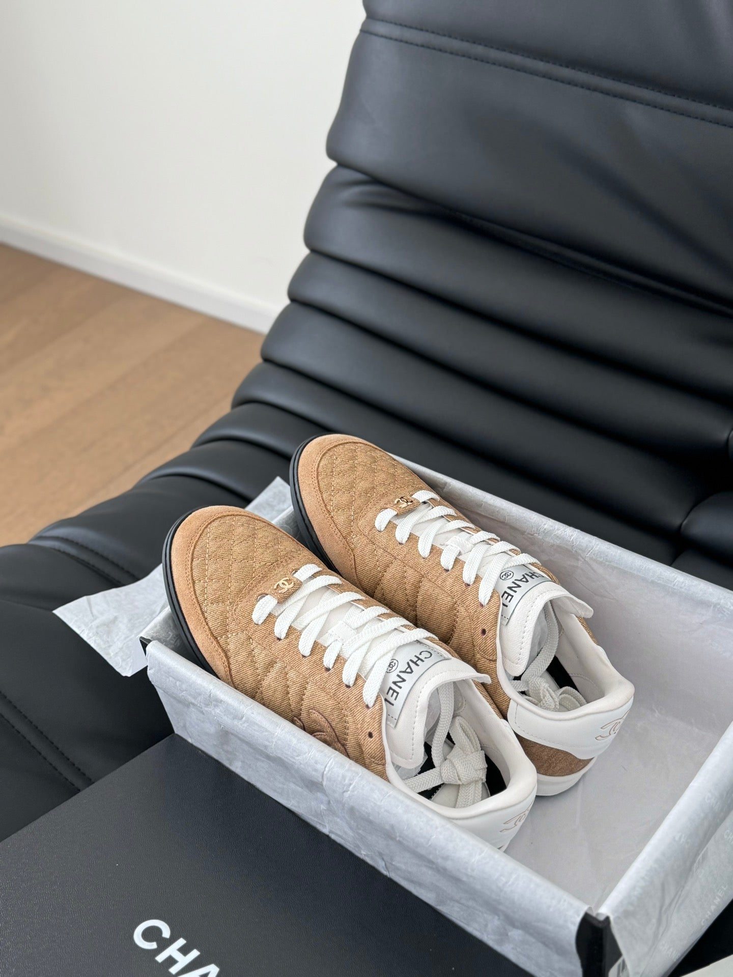 CHANEL SNEAKER IN PEANUT BROWN MIX WHITE EMBROIDERED LAMBSKIN