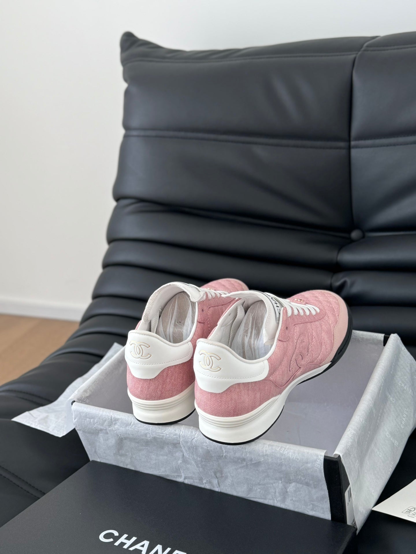 CHANEL SNEAKER IN LIGHT PINK MIX WHITE EMBROIDERED LAMBSKIN