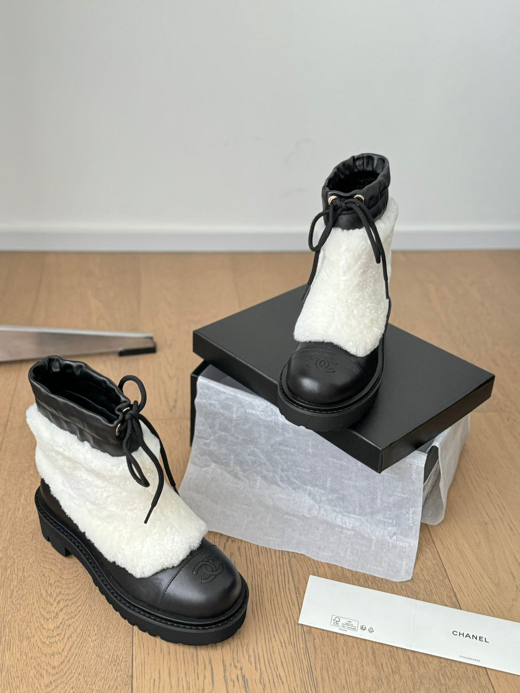 CHANEL CHUNKY BOOTS IN WHITE SMOOTH FLEECE AND BLACK CALFSKIN