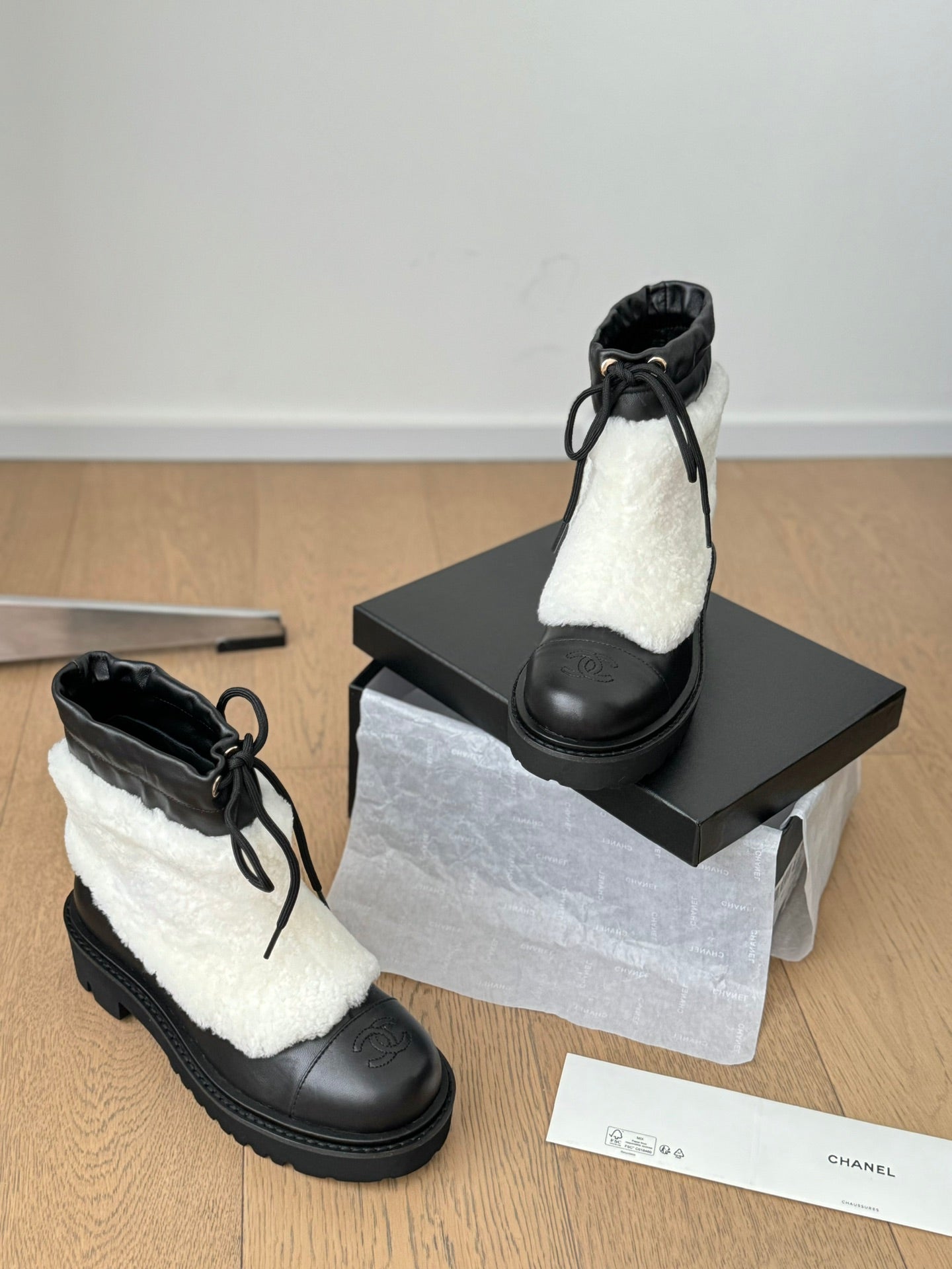 CHANEL CHUNKY BOOTS IN WHITE SMOOTH FLEECE AND BLACK CALFSKIN