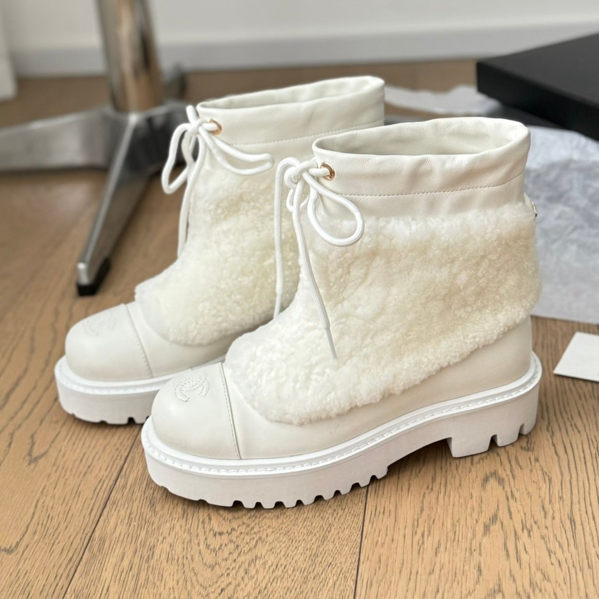 CHANEL CHUNKY BOOTS IN WHITE SMOOTH FLEECE AND CALFSKIN