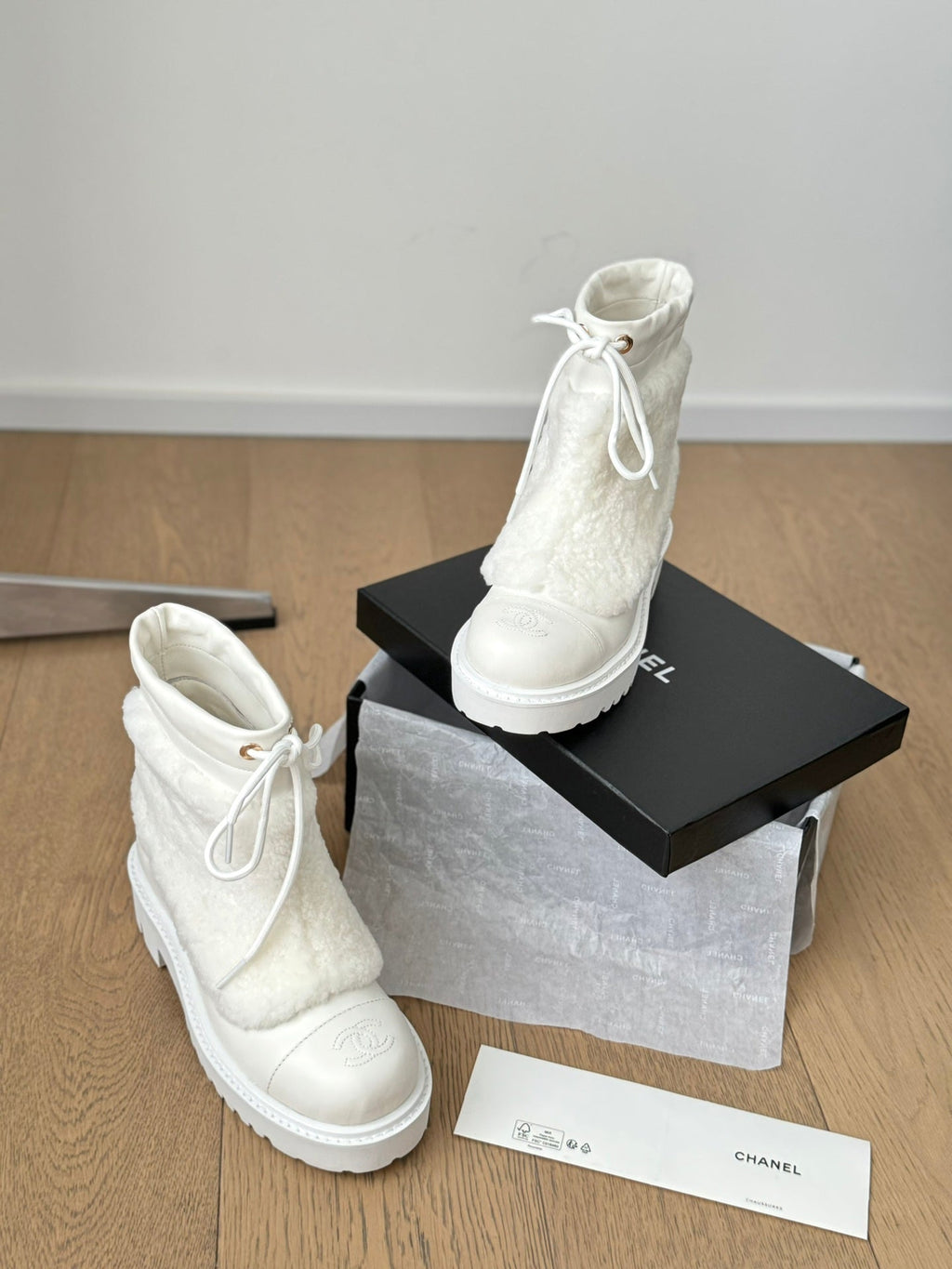 CHANEL CHUNKY BOOTS IN WHITE SMOOTH FLEECE AND CALFSKIN
