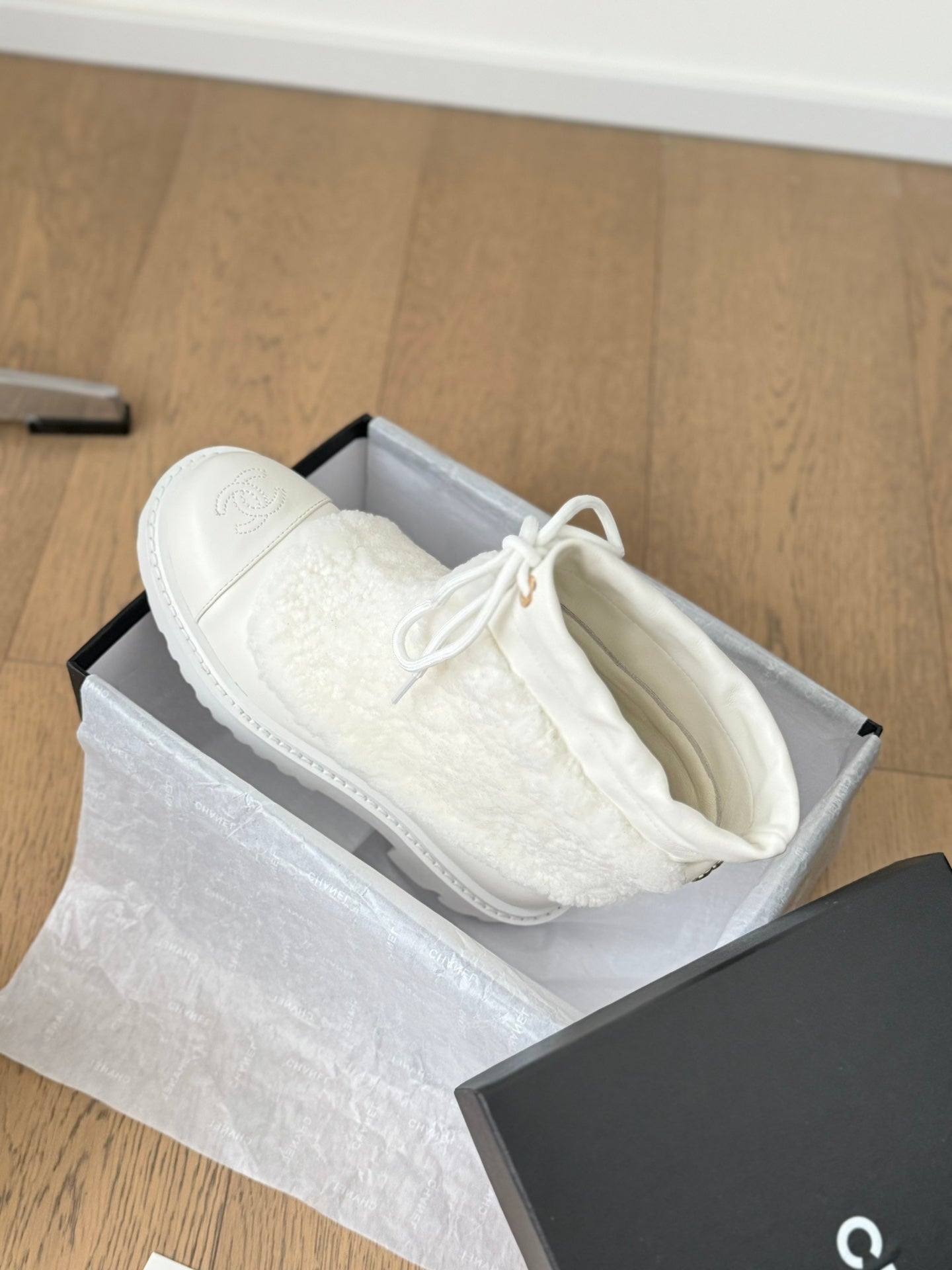 CHANEL CHUNKY BOOTS IN WHITE SMOOTH FLEECE AND CALFSKIN