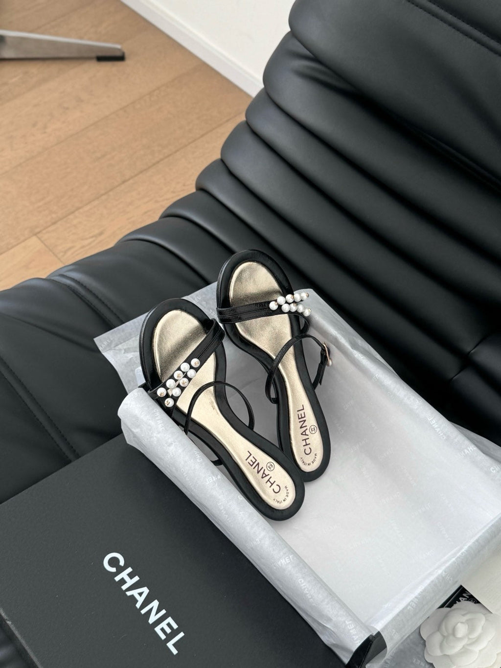 CHANEL PEARL SANDAL IN BLACK AND GOLD LAMBSKIN 35 MM
