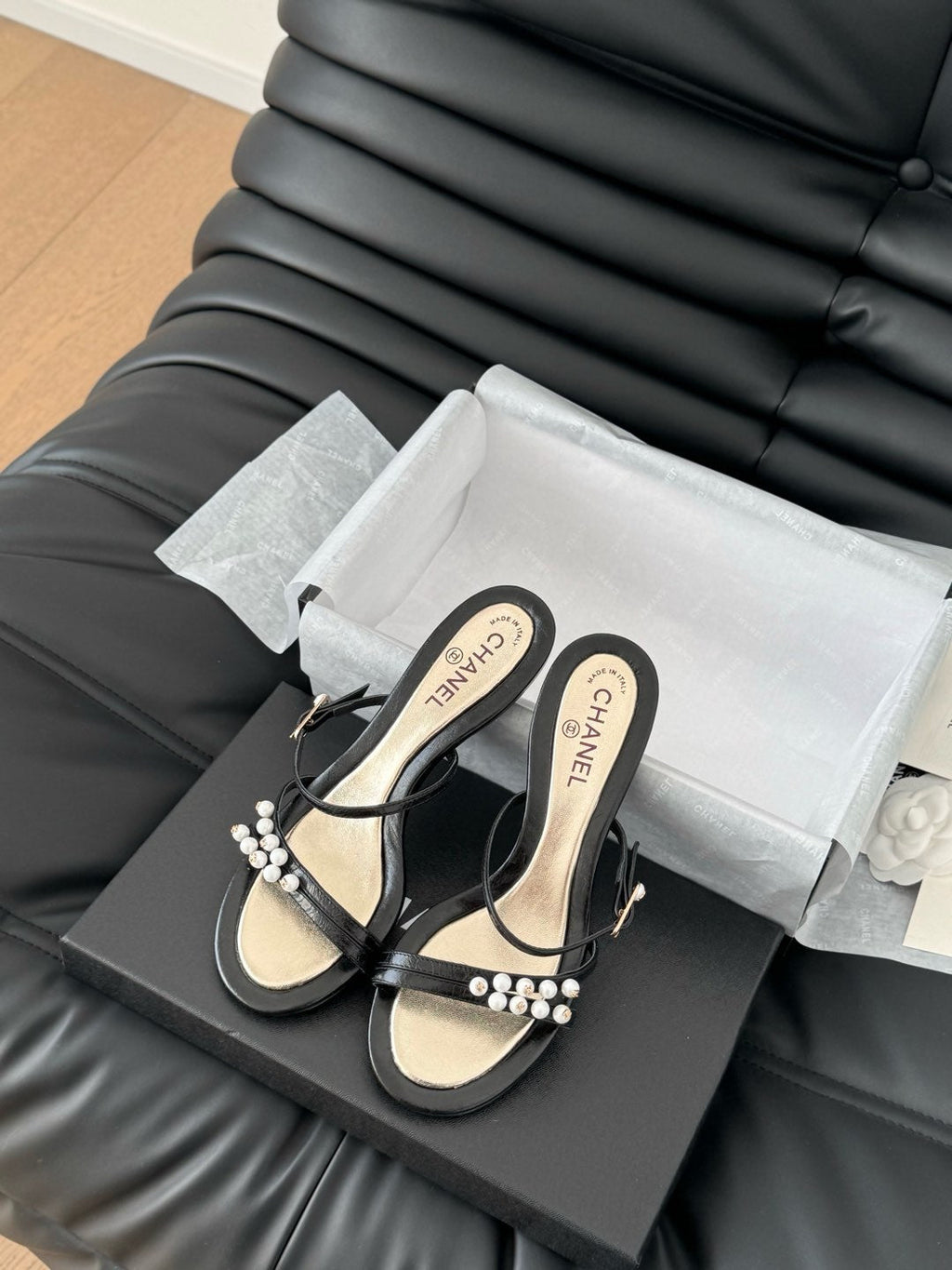 CHANEL PEARL SANDAL IN BLACK AND GOLD LAMBSKIN 35 MM