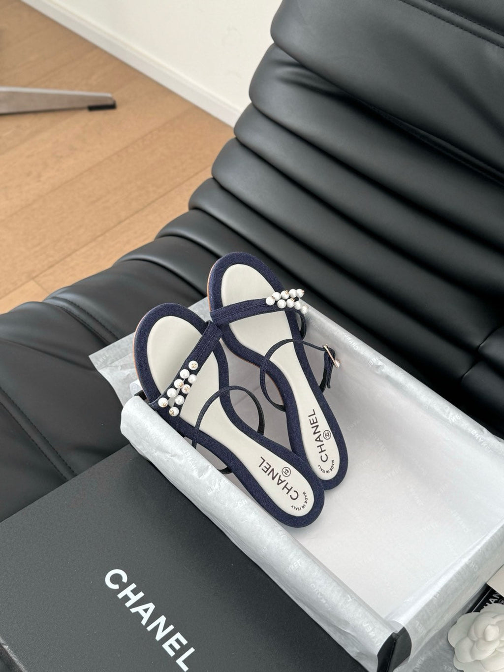CHANEL PEARL SANDAL IN BLUE DENIM AND WHITE LAMBSKIN 35 MM