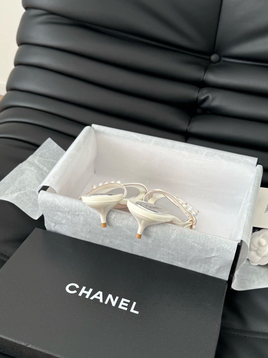 CHANEL PEARL SANDAL IN WHITE LAMBSKIN 35 MM