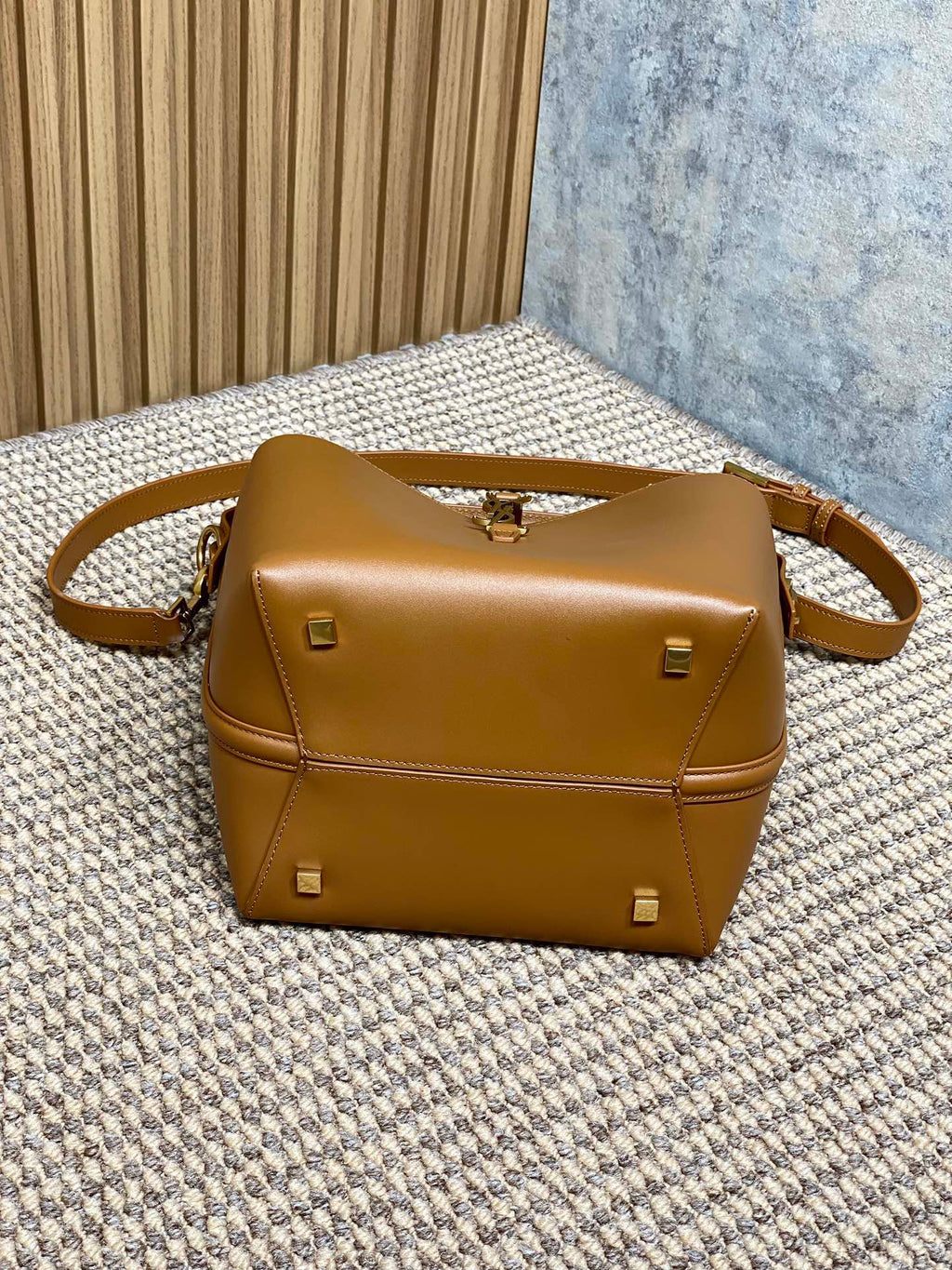 LE 37 MEDIUM BUCKET BAG 25 IN TORTILLA BROWN CALFSKIN GOLD HARDWARE