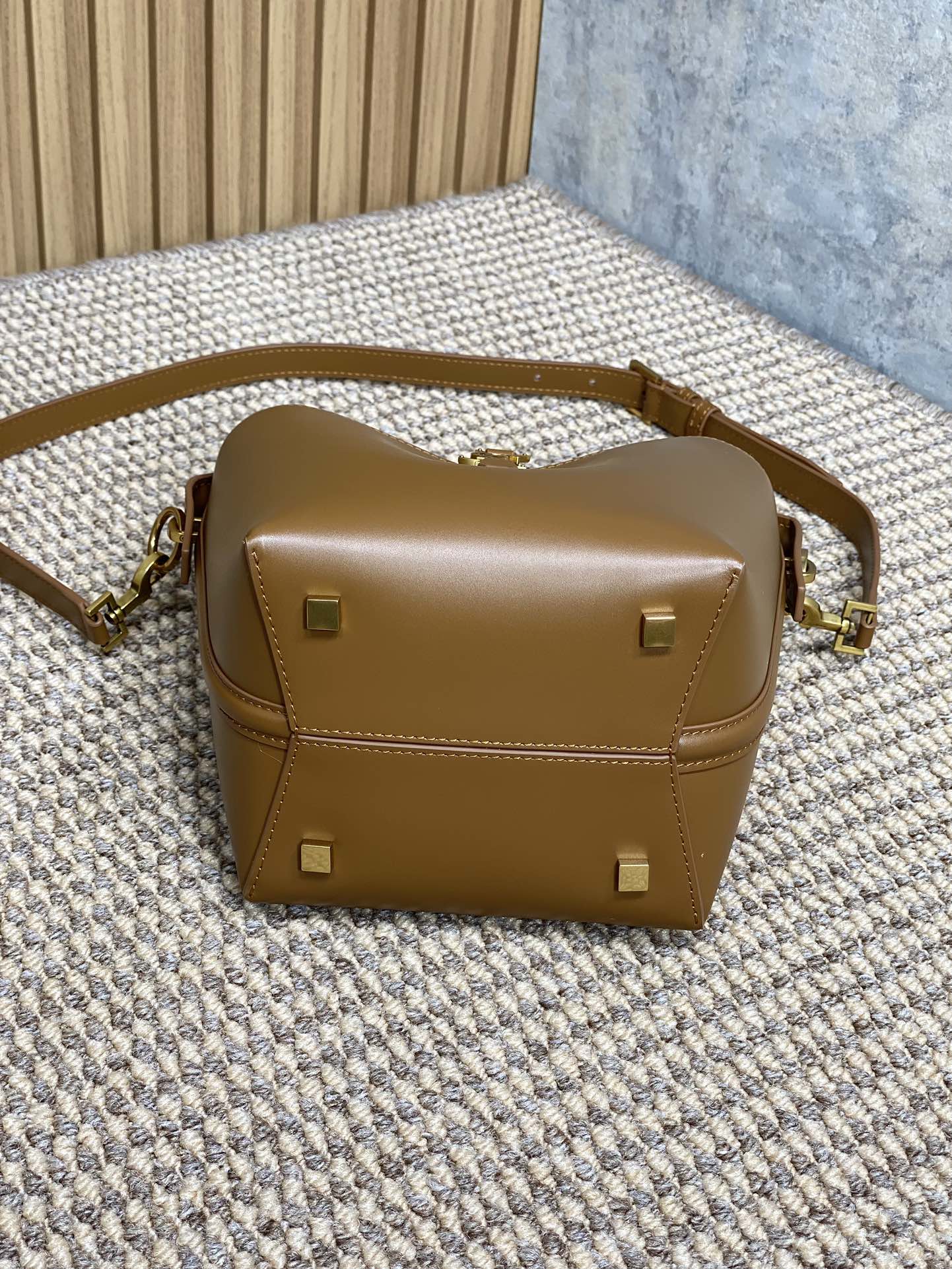 LE 37 SMALL BUCKET BAG 20 IN TORTILLA BROWN CALFSKIN GOLD HARDWARE