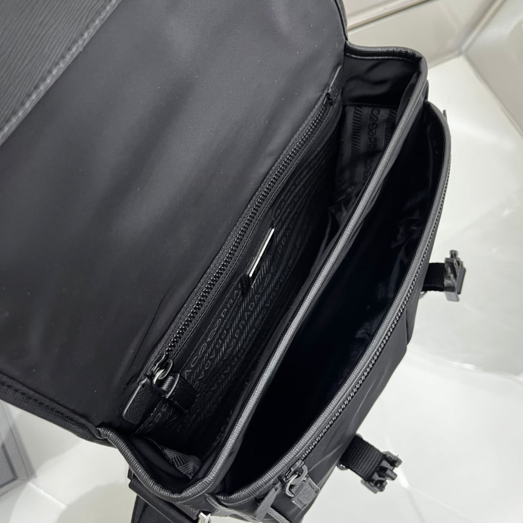 PRADA SMALL 26 SHOULDERBAG IN BLACK SAFFIANO LEATHER