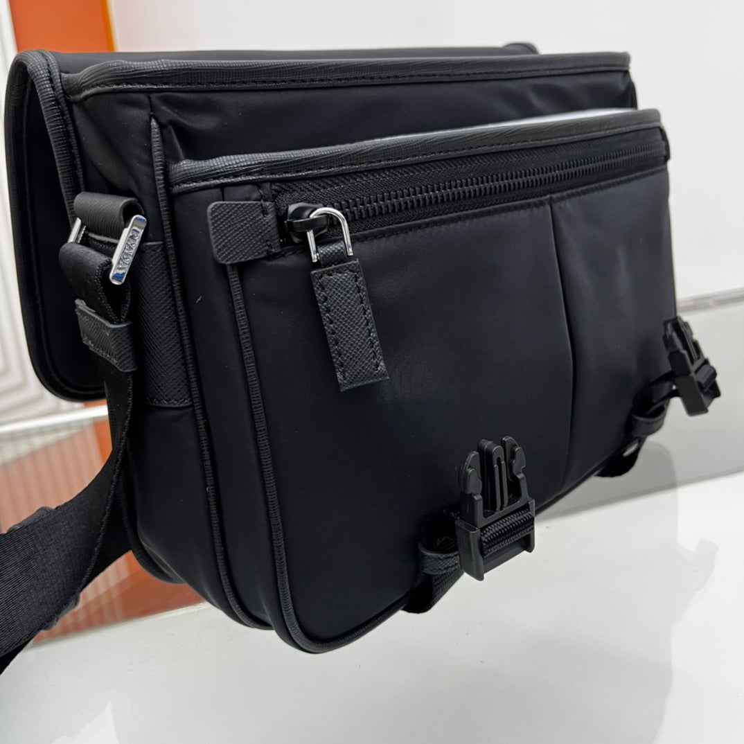 PRADA SMALL 26 SHOULDERBAG IN BLACK SAFFIANO LEATHER
