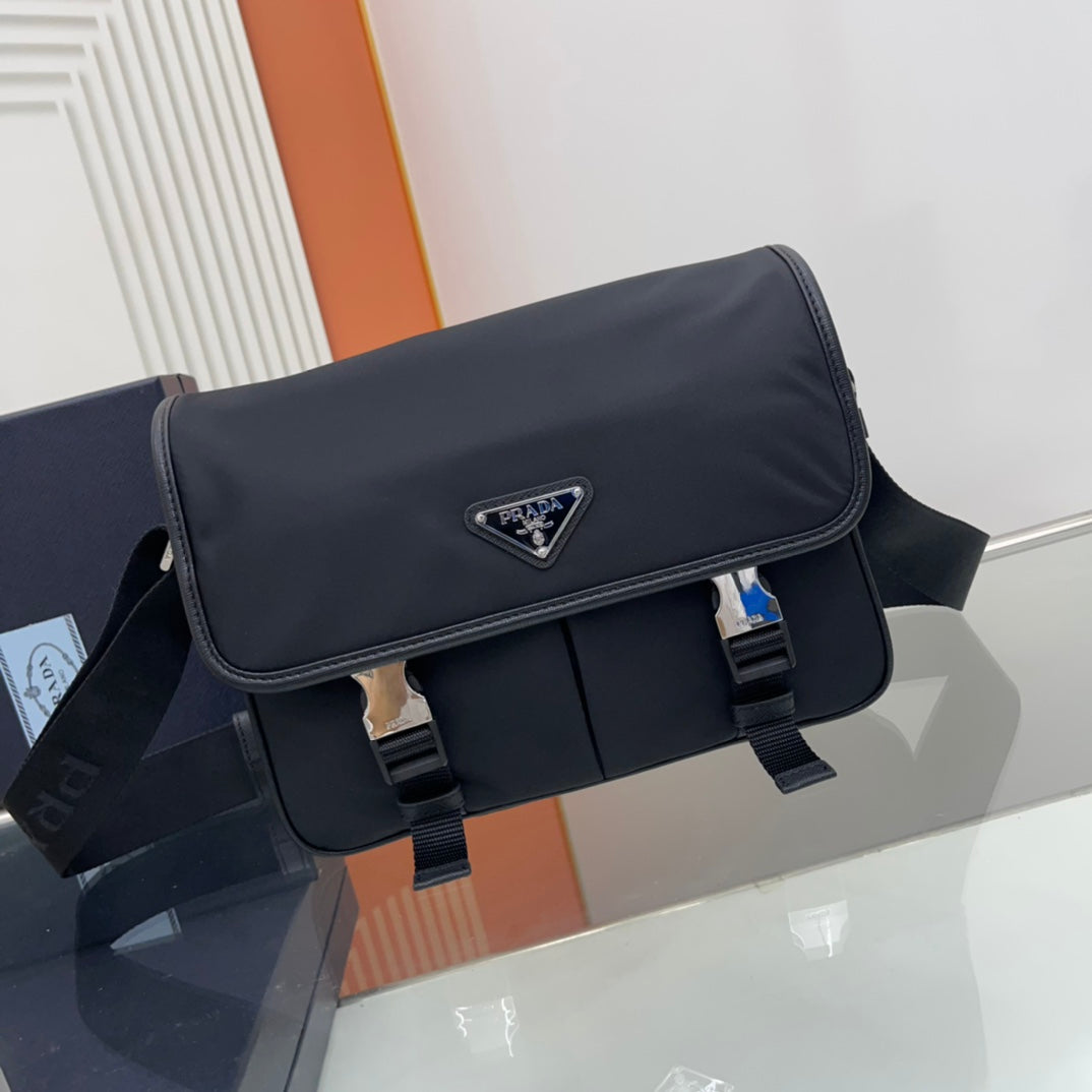 PRADA SMALL 26 SHOULDERBAG IN BLACK SAFFIANO LEATHER