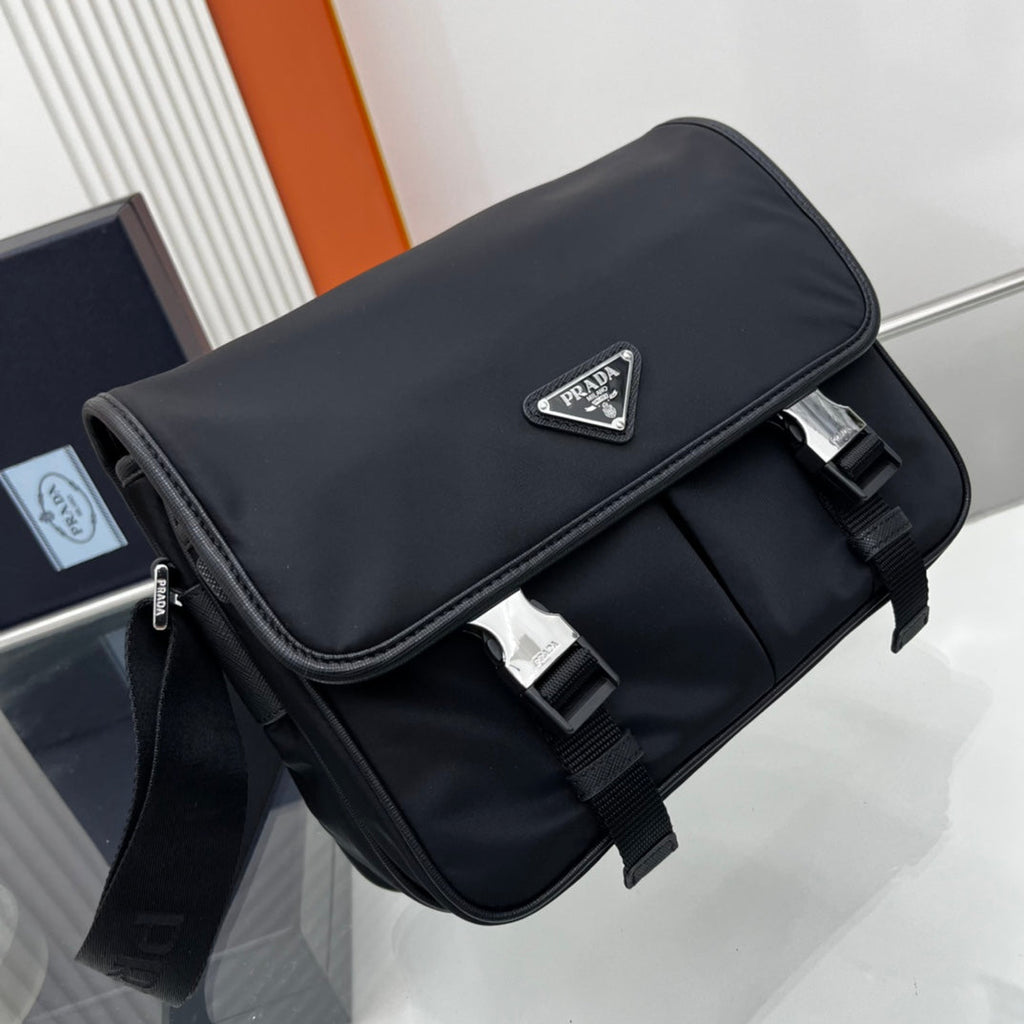 PRADA SMALL 26 SHOULDERBAG IN BLACK SAFFIANO LEATHER