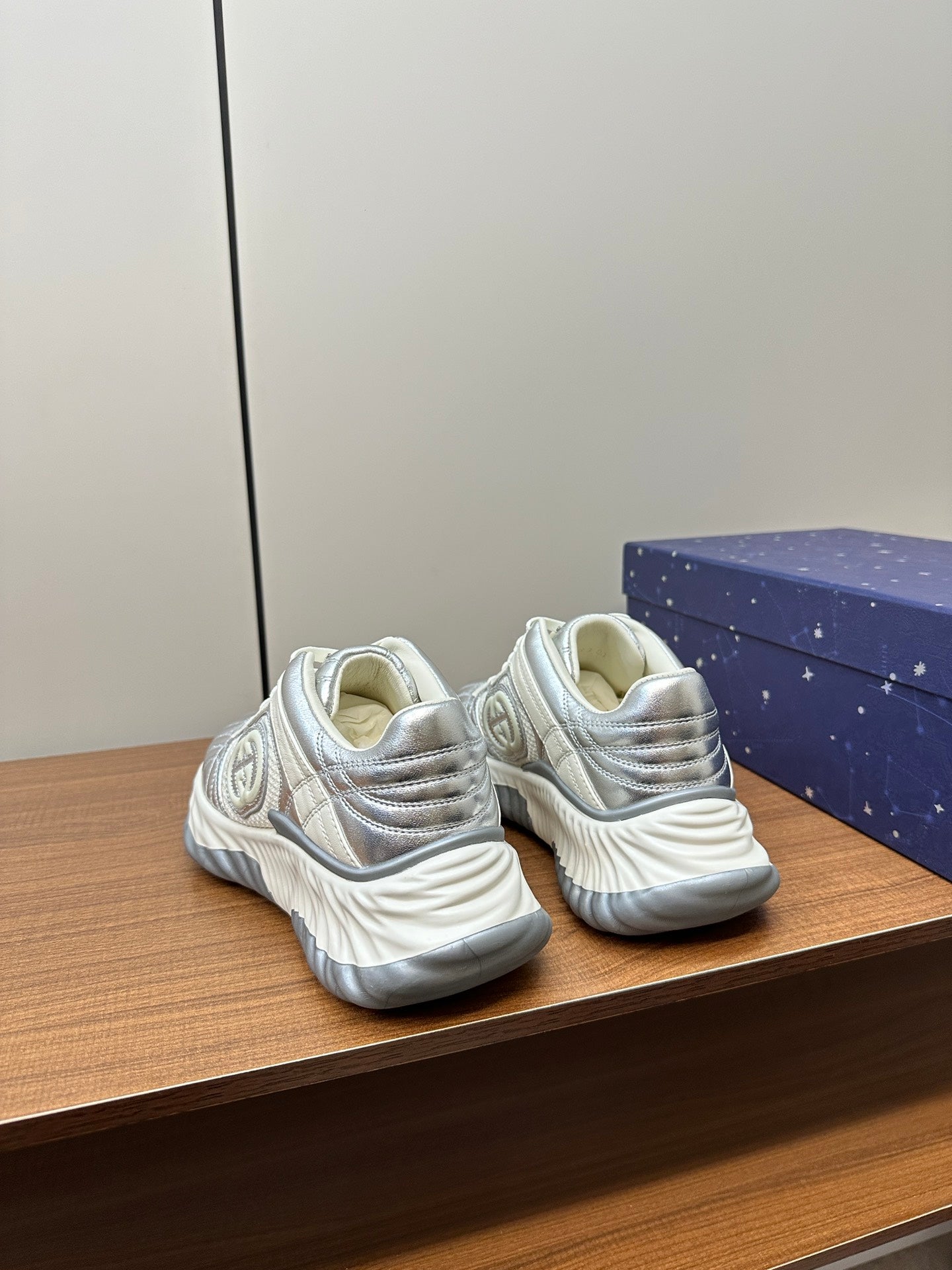 GUCCI Ripple Leather Sneakers White Silver