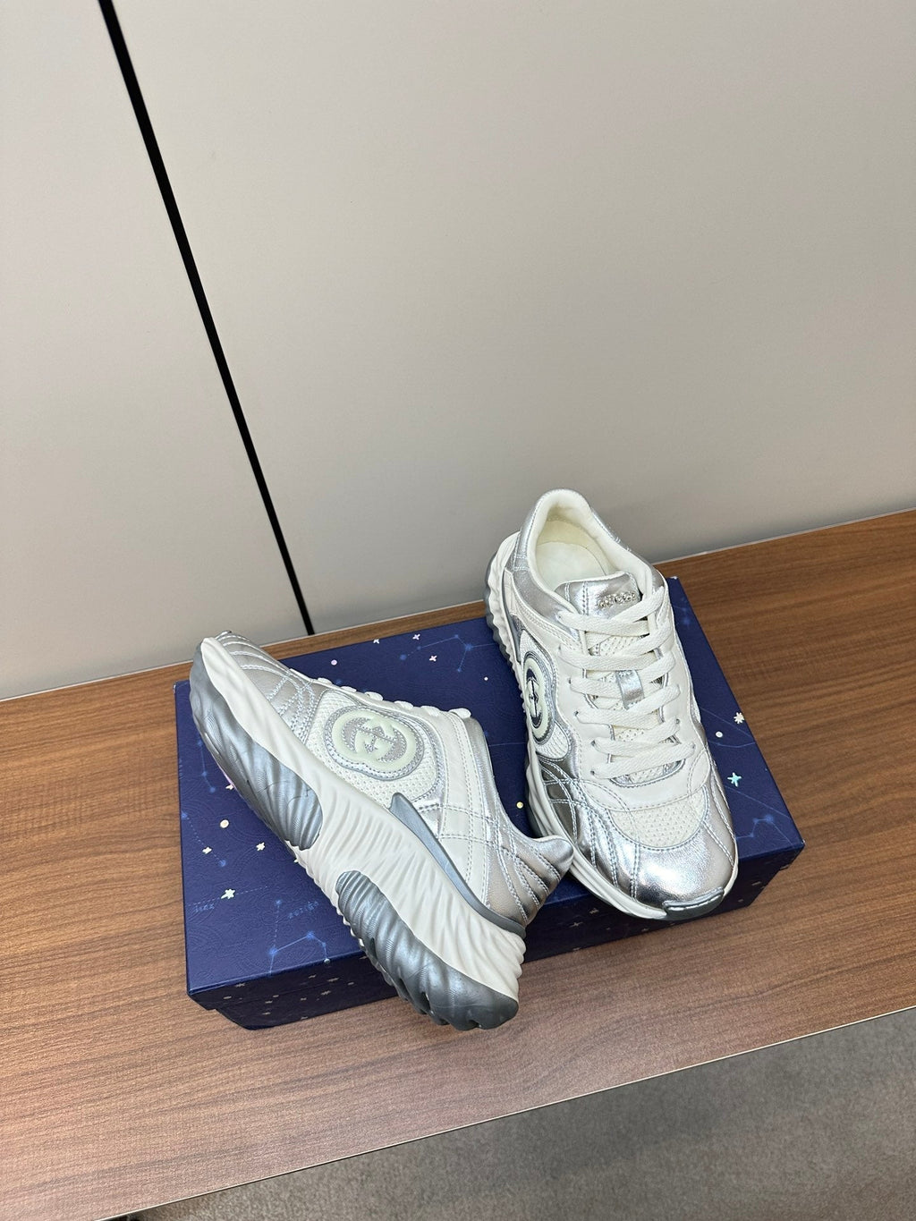 GUCCI Ripple Leather Sneakers White Silver