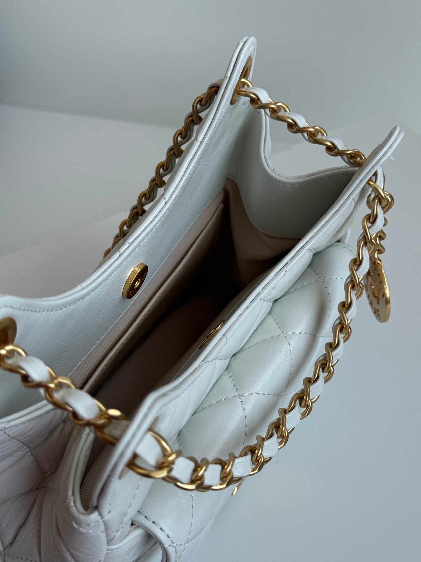 CHANEL 25S HOBO BAG 19 CM IN WHITE LAMBSKIN WITH GOLD HARDWARE