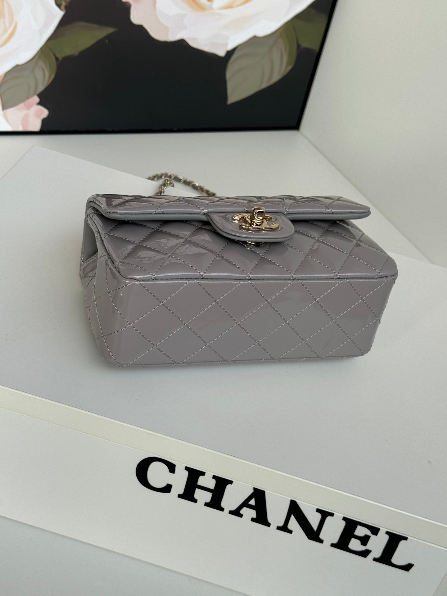 CHANEL MINI FLAP BAG 20 IN LIGHT GRAY GLOSSY CALFSKIN GOLD HARDWARE