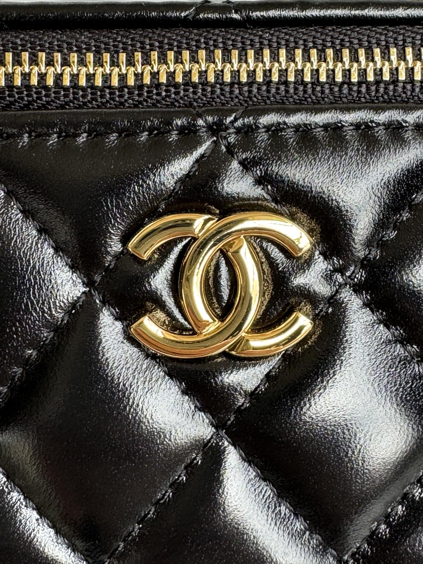 CHANEL SMALL VANITY CASE 17 WITH HANDLE IN BLACK CALFSKIN GOLD METAL CHAIN