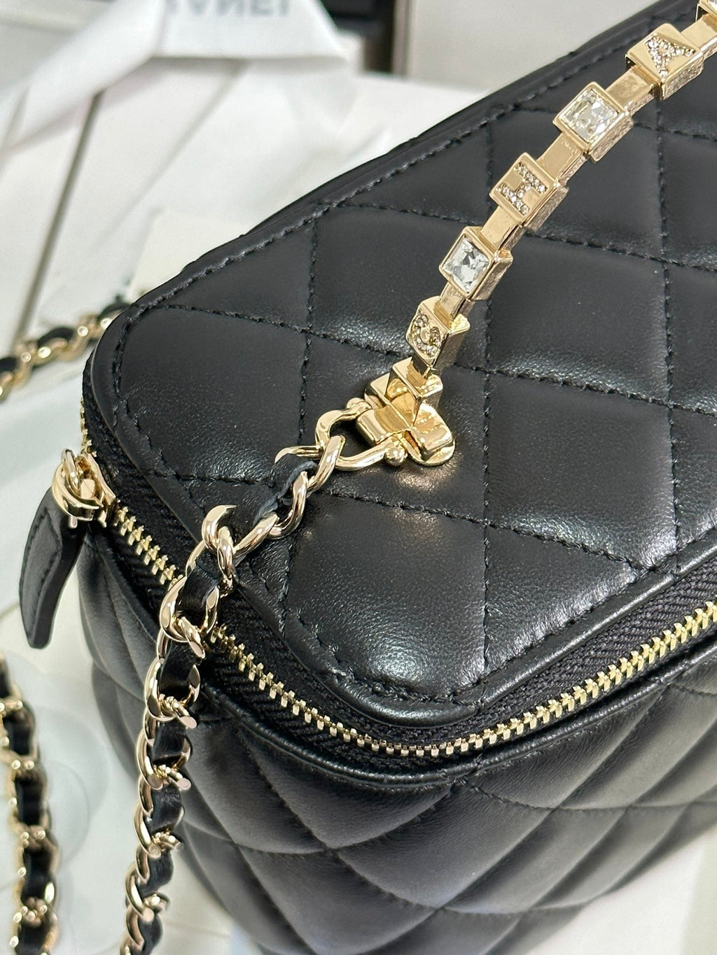 CHANEL VANITY CASE 18 IN BLACK CALFSKIN GOLD HARDWARE