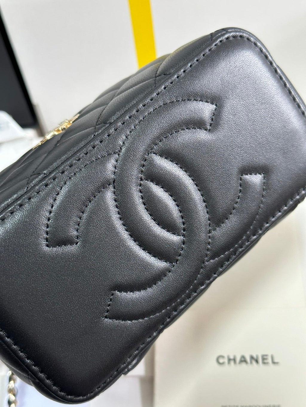 CHANEL VANITY CASE 18 IN BLACK CALFSKIN GOLD HARDWARE