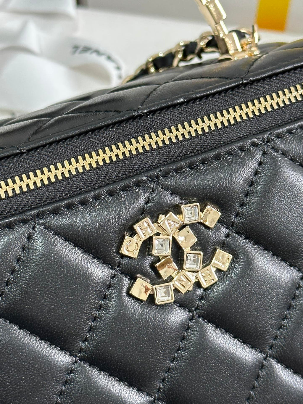 CHANEL VANITY CASE 18 IN BLACK CALFSKIN GOLD HARDWARE
