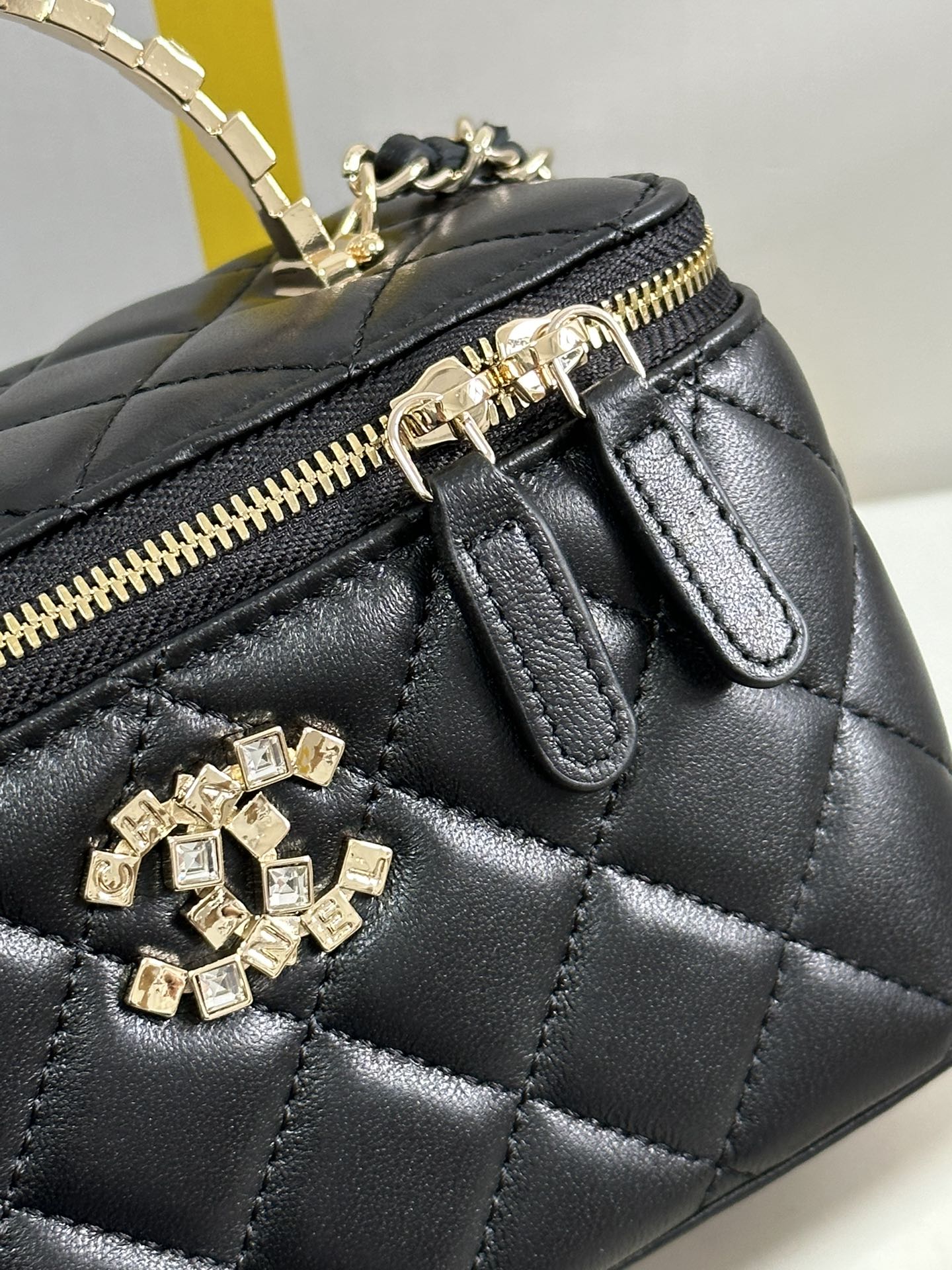 CHANEL VANITY CASE 18 IN BLACK CALFSKIN GOLD HARDWARE