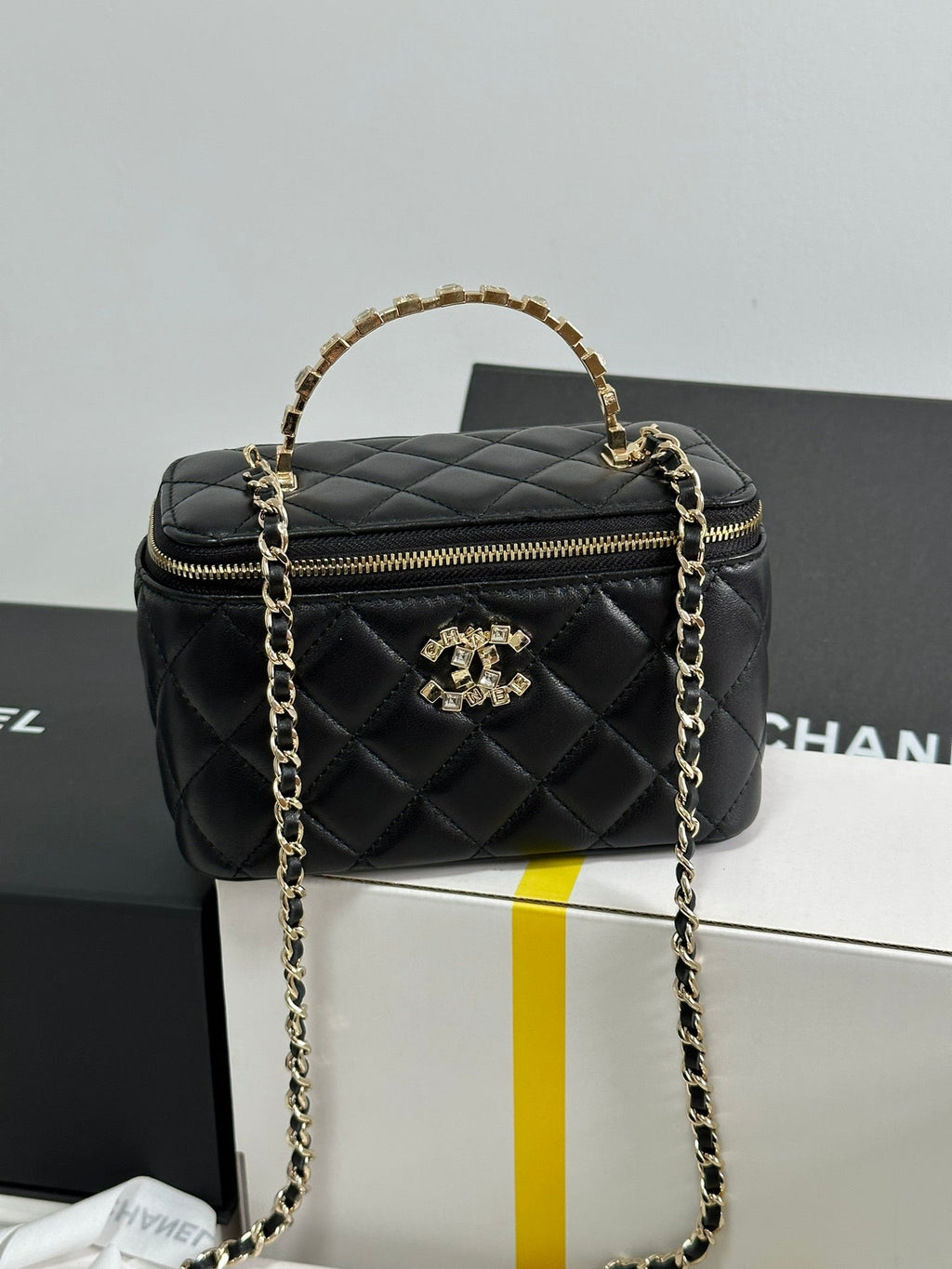 CHANEL VANITY CASE 18 IN BLACK CALFSKIN GOLD HARDWARE