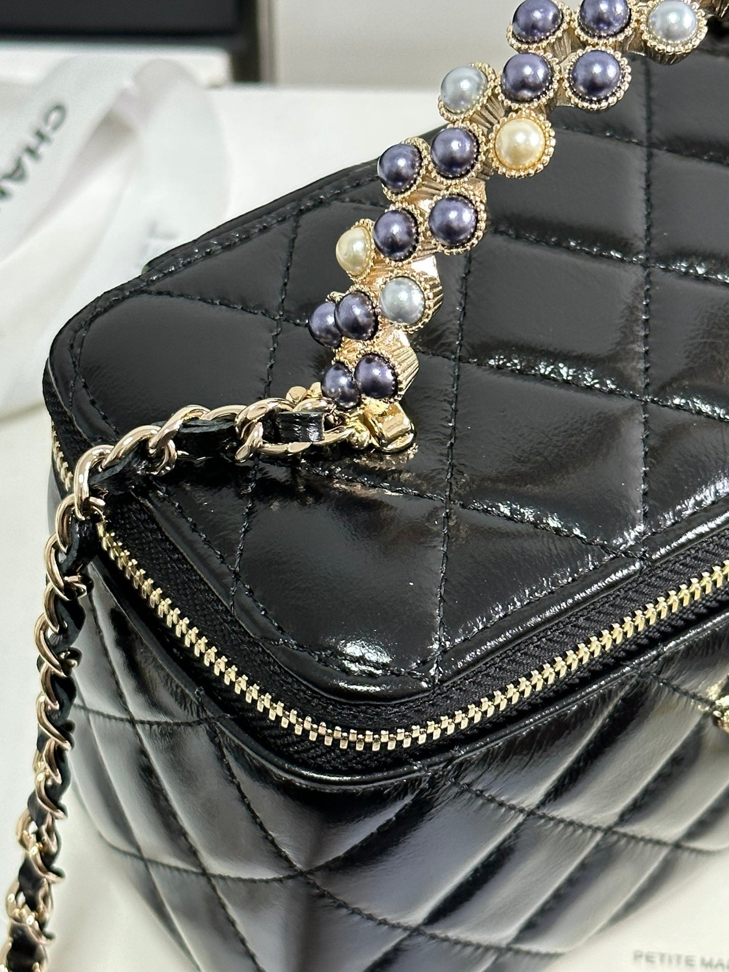 CHANEL VANITY CASE 18 IN BLACK SHINY LAMBSKIN WITH PEARL HANDLE