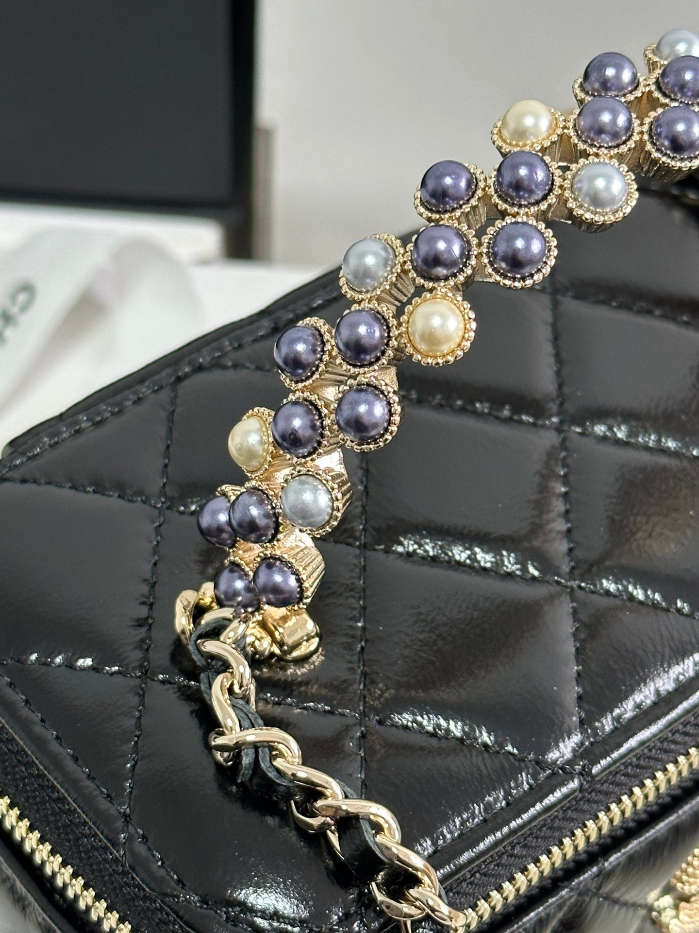 CHANEL VANITY CASE 18 IN BLACK SHINY LAMBSKIN WITH PEARL HANDLE